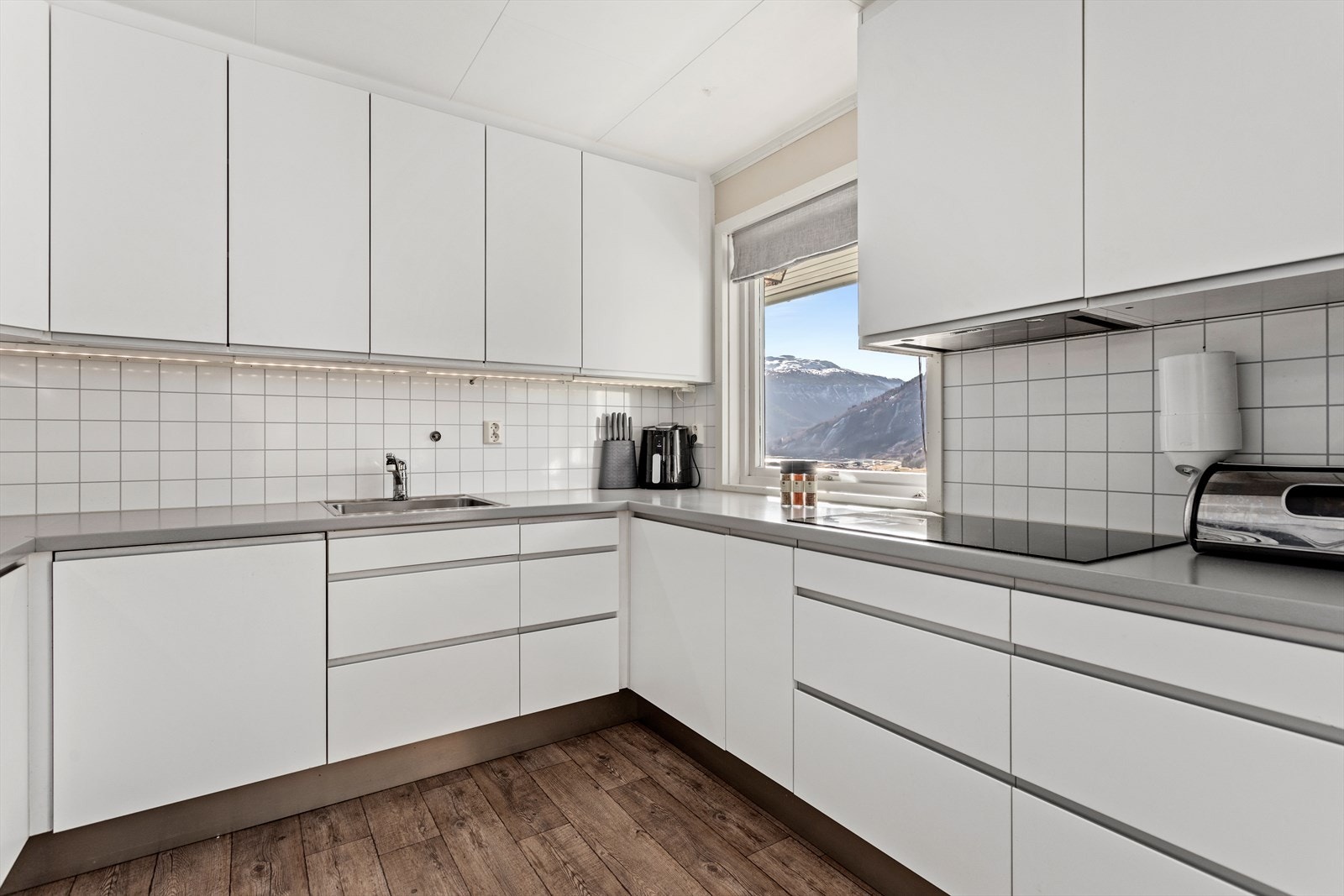 Kvitevarer er innbygd og består av kjøleskåp, oppvaskmaskin, platetopp og steikeomn. Galleribilde