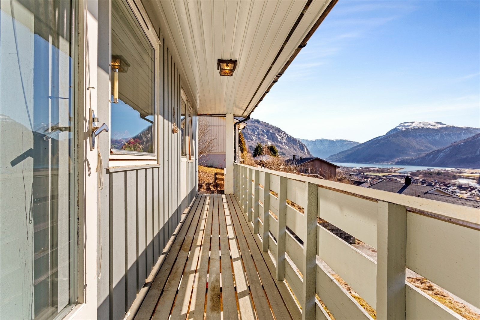 Balkong med tilkomst frå stove og soverom. Galleribilde