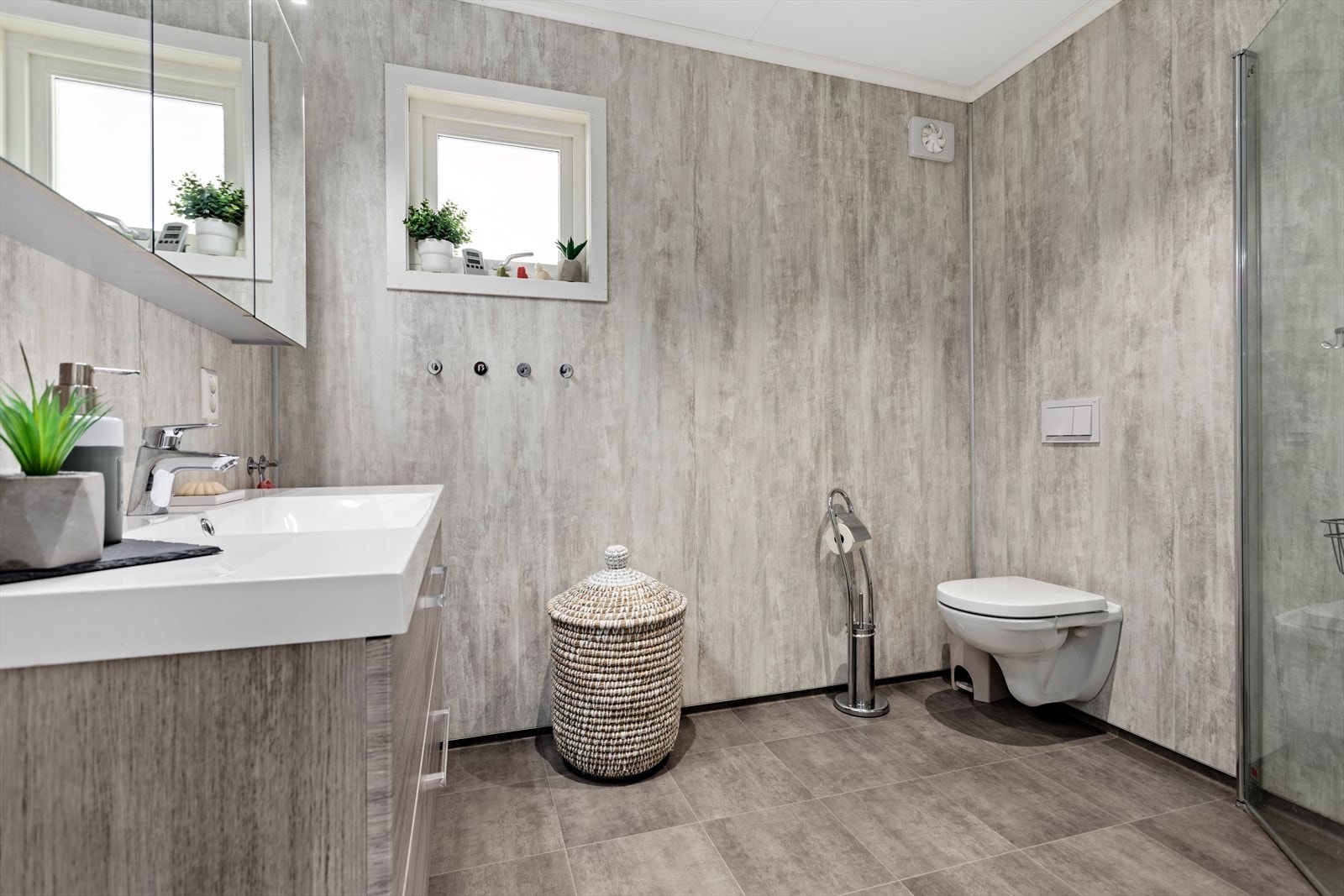 Badet i 1.etg. vart renovert i 2021. Det er nytta baderomsplater på veggar og taket har himlingsplater. Golvet har vinylbelegg og elektriske varmekablar. Galleribilde