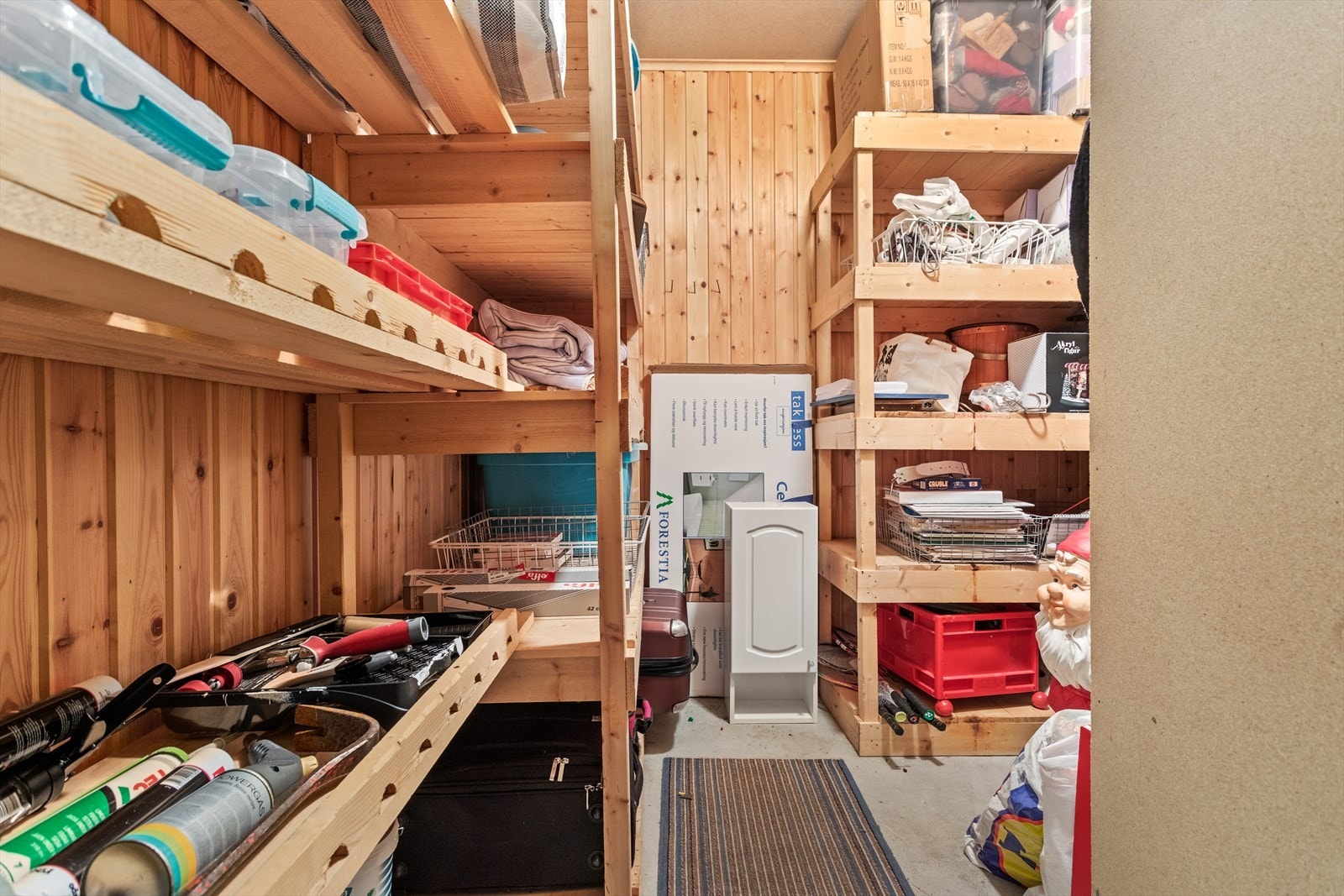 I underetg. er finn ein 2 boder med god lagringsplass. Galleribilde