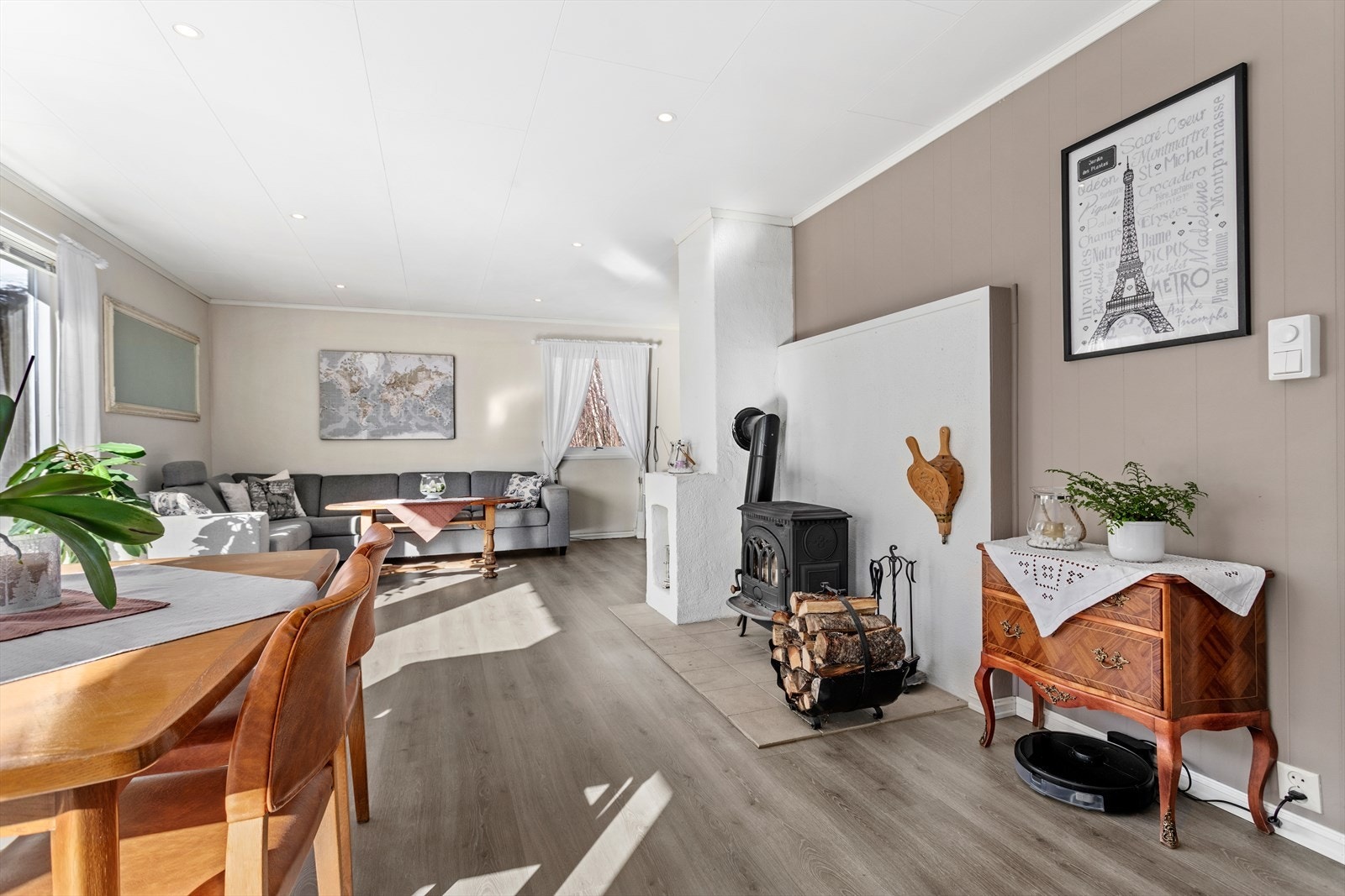 Det er spottar i himling og tilkomst ut til delvis overbygd balkong. Galleribilde