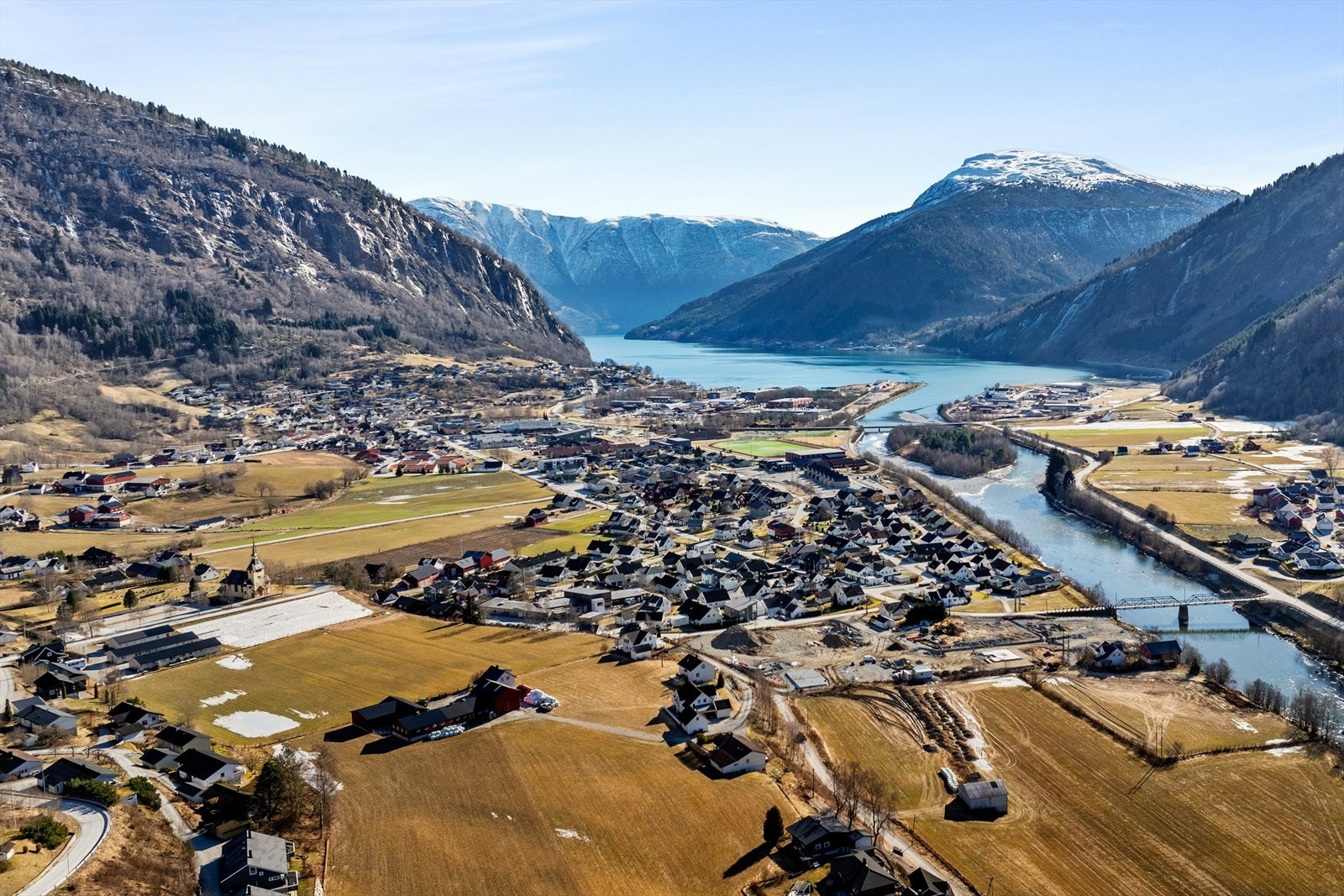 Gaupne er kommunesenter i Luster med vel 1 200 innbyggjarar. Det er ca 30 km til regionsenteret Sogndal. Galleribilde