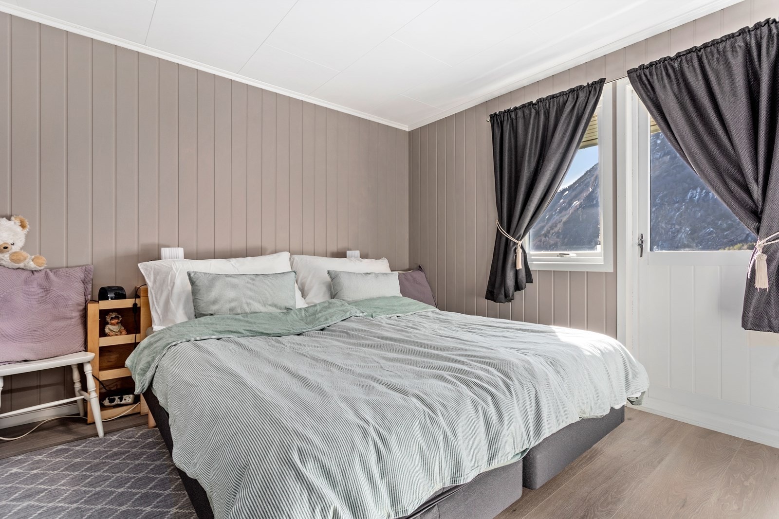 Etasjen har tilsaman 3 soverom. Soverom 1 har plass til dobbeltseng og garderobeskåp, samt tilkomst ut til balkong. Galleribilde