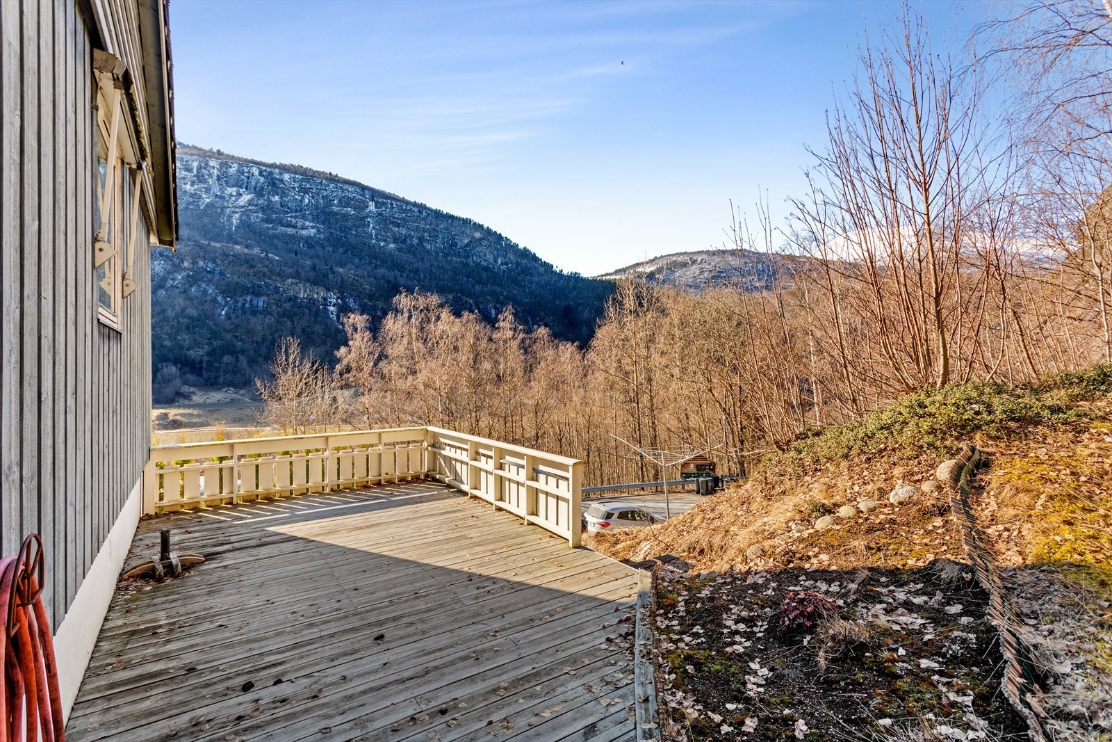 Uteområde med treplatting. Her ute kan ein nyte formiddagssola. Galleribilde