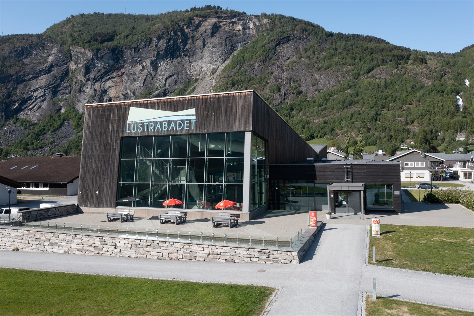 På Lustrabadet kan ein boltre seg i fleire oppvarma badebasseng, badestover, sklier, utekupler og mykje meir. Kjekt for både store og små! Galleribilde