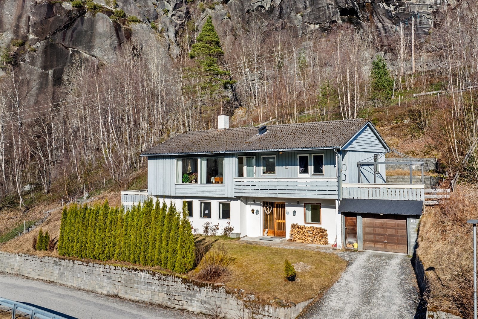 Huset er på to plan og innheld mellom anna 4 soverom, 2 bad, 2 stove og vaskerom Galleribilde