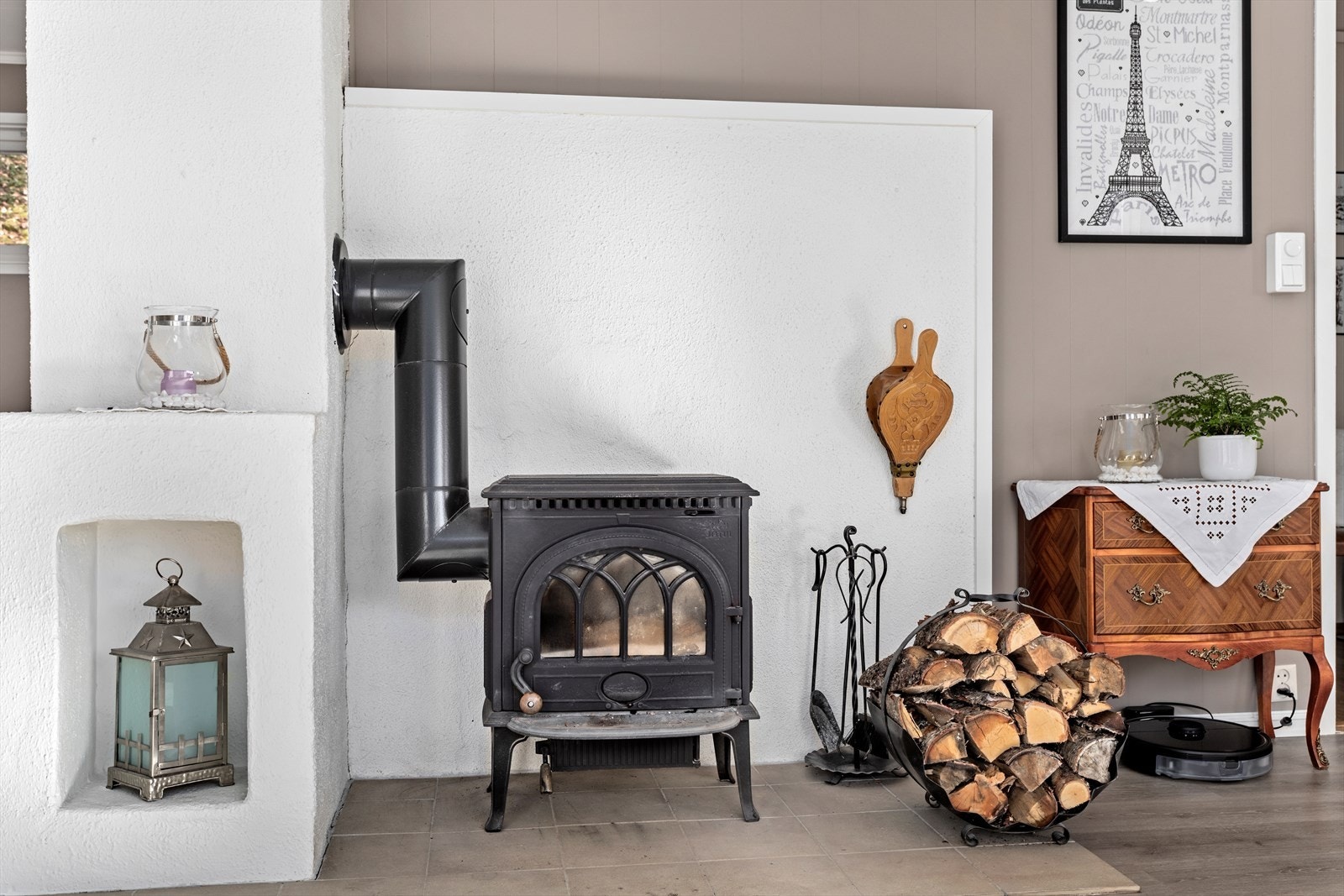 Stova har også vedomn som ekstra oppvarmingskjelde. Galleribilde