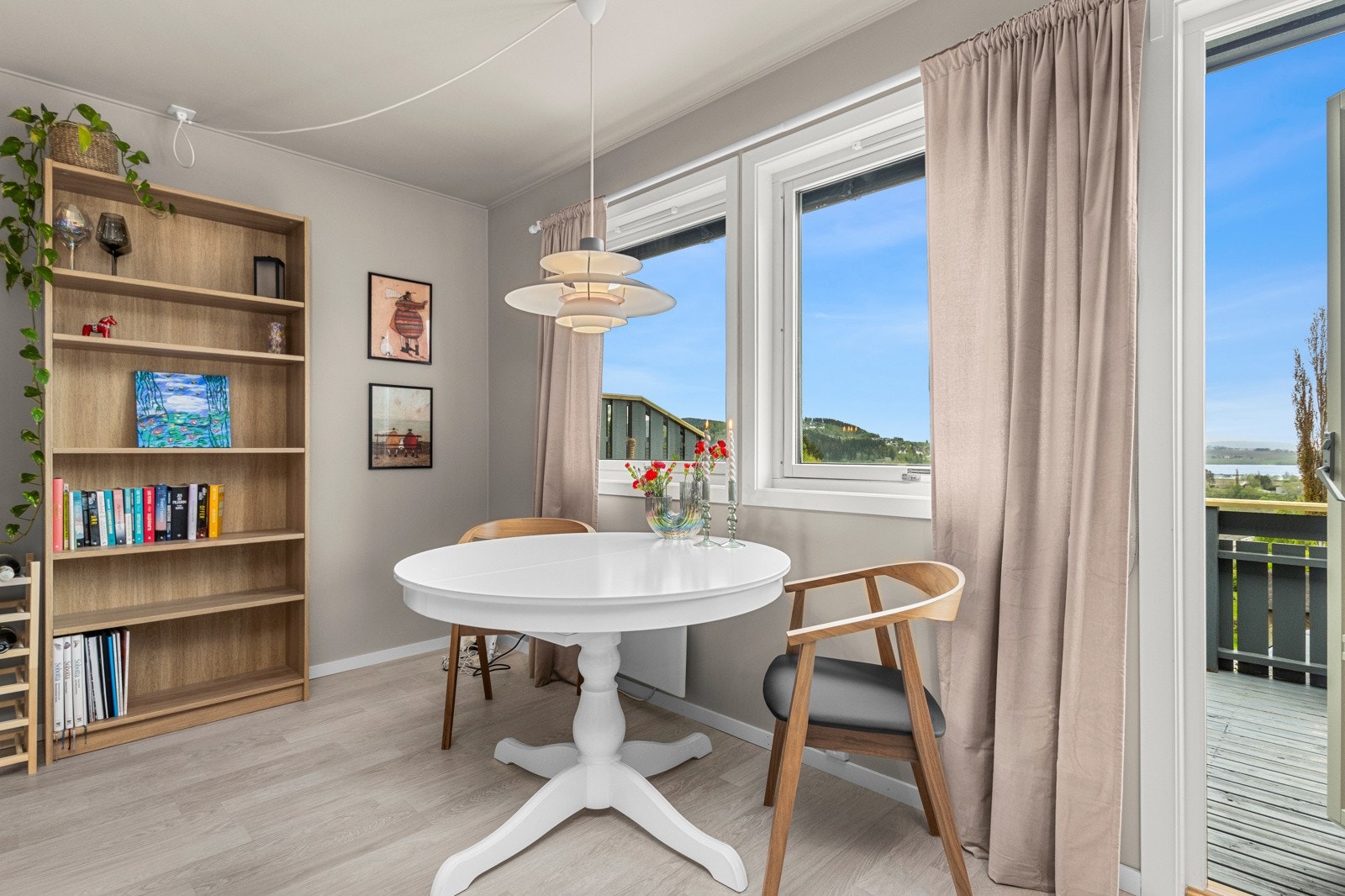 Store vinduer med utsikt mot Eidsbotn og Moan. Galleribilde