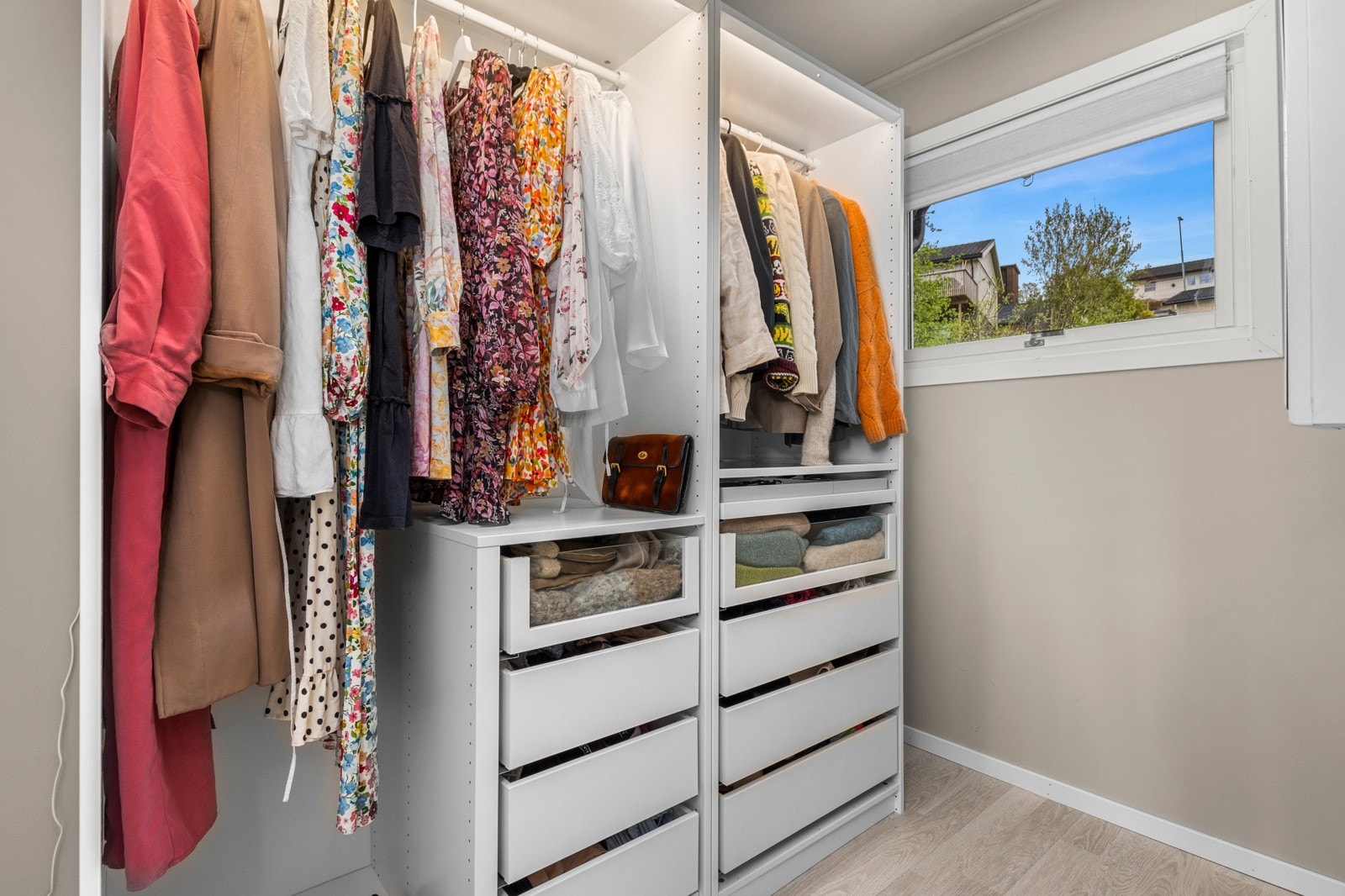 Walk-in garderobe på 4 m² i tilknytning til inngangsparti. Rommet kan også brukes som kontor. Galleribilde