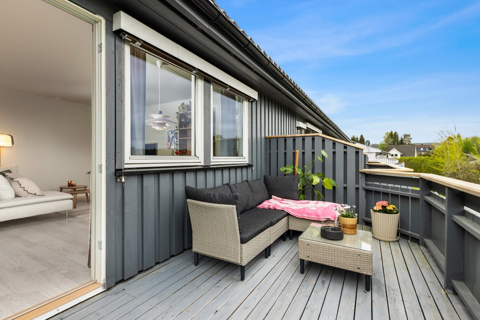 Romslig veranda med nydelig utsikt og gode solforhold. Galleribilde