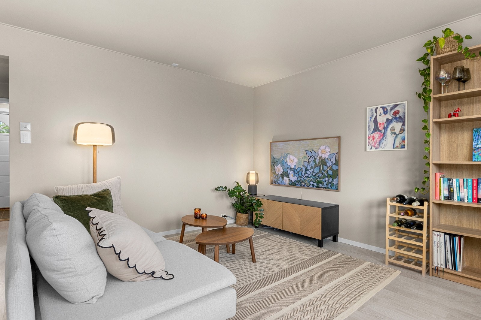 Stue/kjøkken løsning er på 24 m². Galleribilde