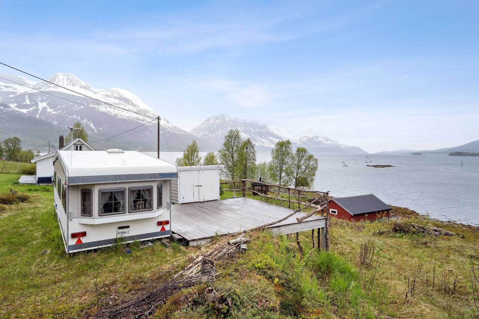 Campingvogn og platt. Kan overtas Galleribilde