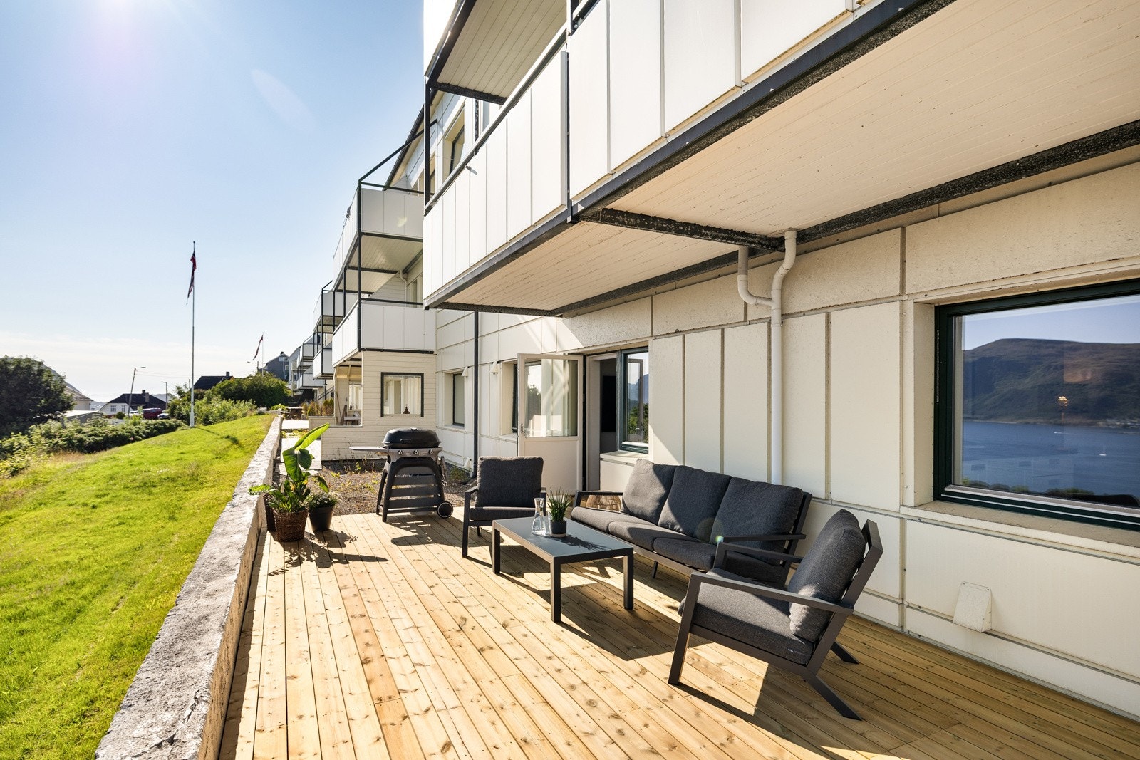Terrassen er lett å innrede med både sittegruppe og grill. Galleribilde