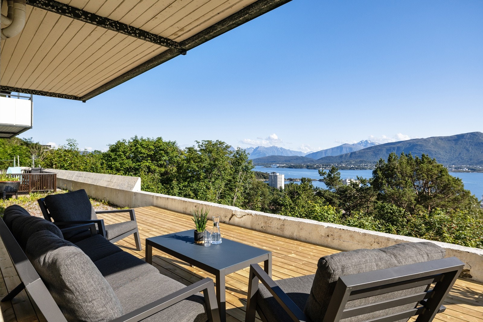 Leiligheten har en stor terrasse, med fantastisk utsikt mot Borgundfjorden og Sunnmørsalpane. Galleribilde