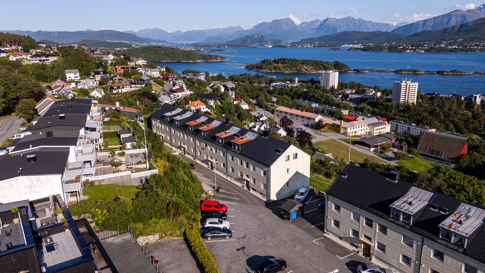 Leiligheten er beliggende i denne boligblokken i et rolig og attraktivt område. Galleribilde