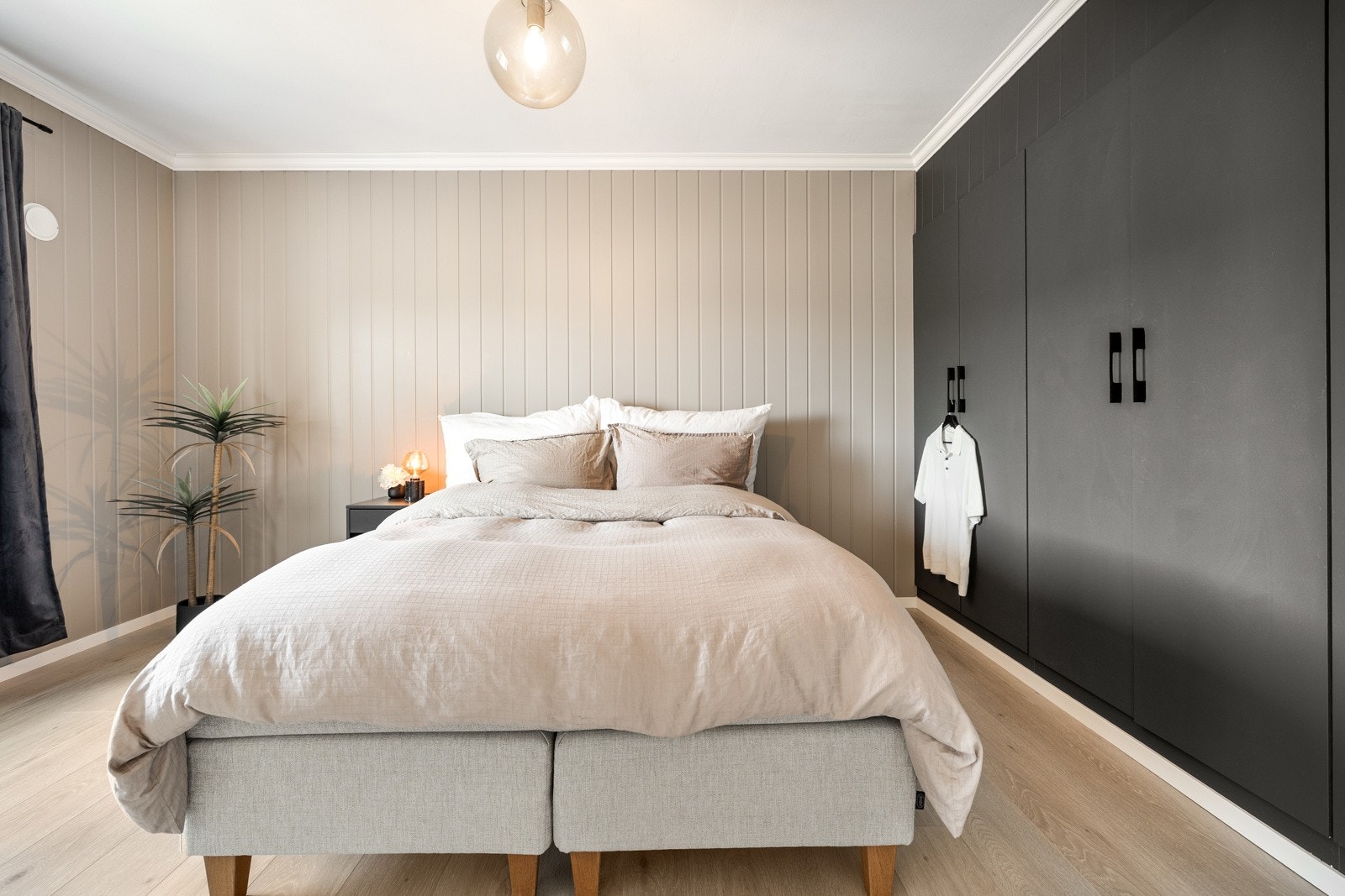 Det er svært romslig, med plass til dobbeltseng og nattbord på begge sider. Galleribilde