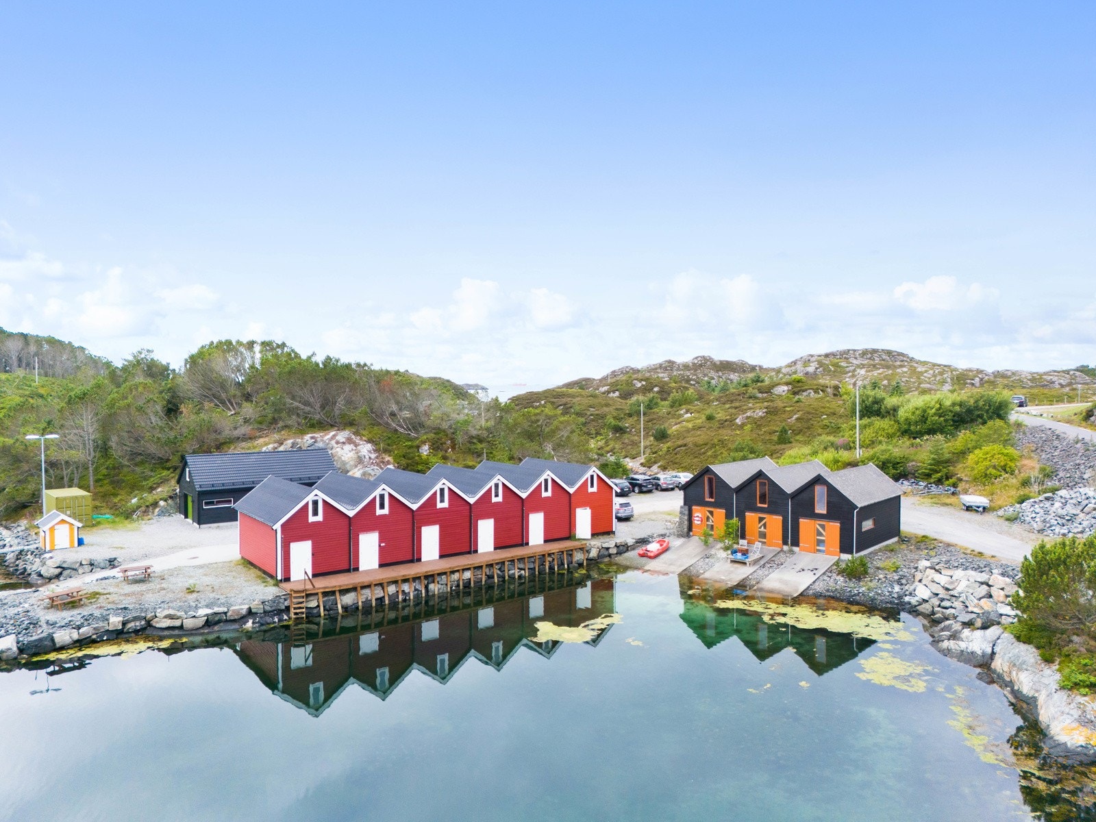 Boligtomt og naust i naturskjønne omgivelser. Galleribilde