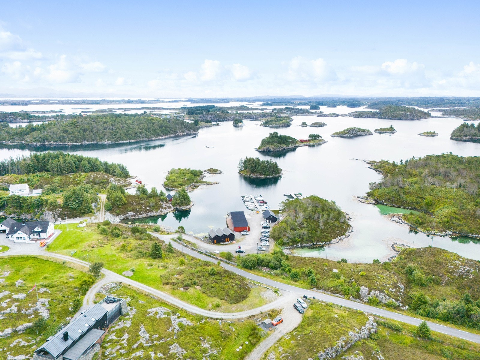 Fin utsikt mot sjøen og nærområdet. Galleribilde