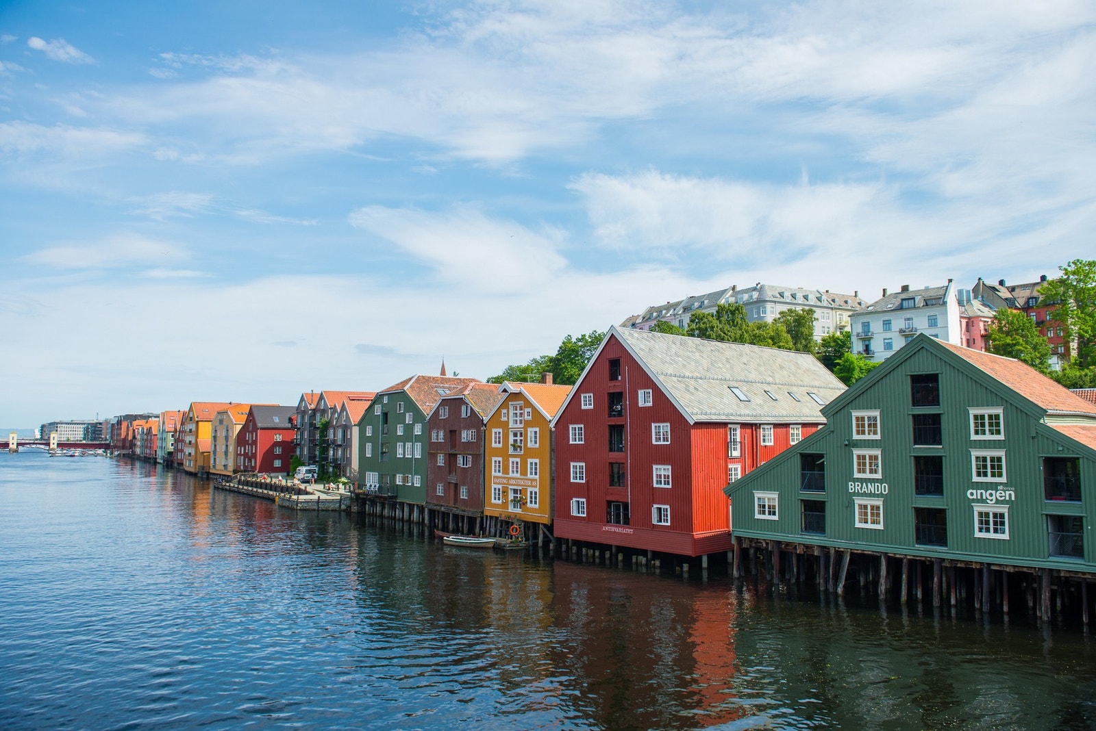 Også kort gang- og sykkelavstand til Bakklandet med en rekke kaféer og spisesteder. Galleribilde