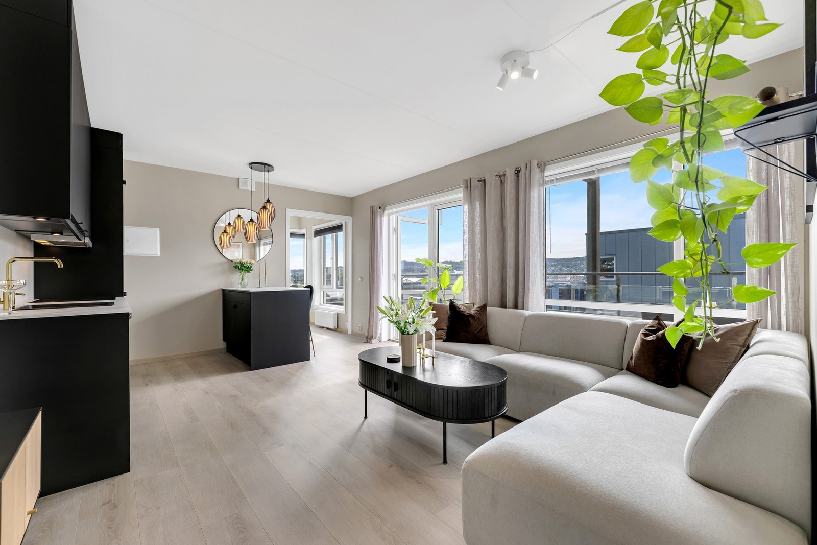 Med nevnte vindusflater, samt beliggenhet på hjørnet i 8. etasje, får leiligheten en helt spesiell og luftig atmosfære. Galleribilde