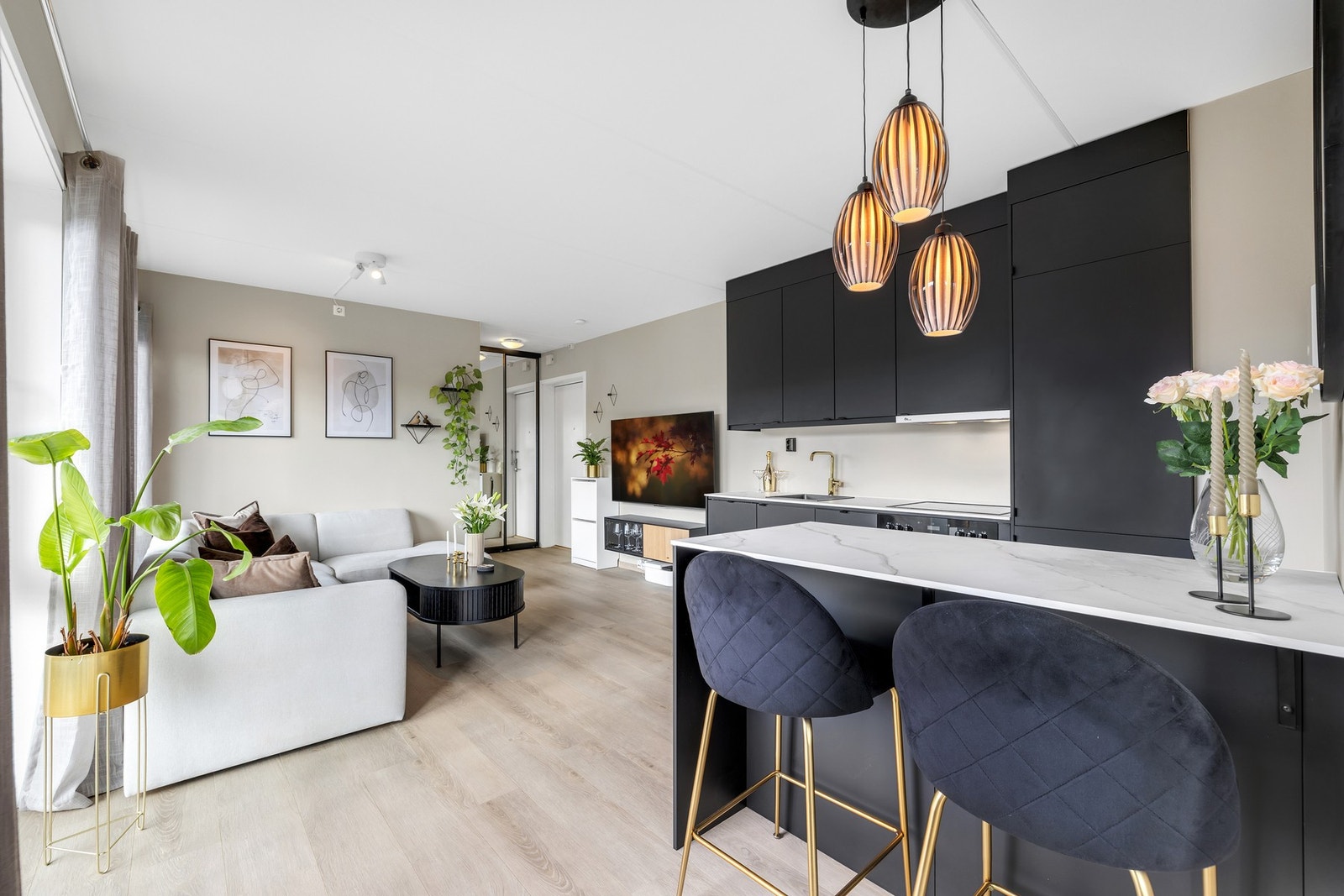 Det ble også montert en praktisk kjøkkenøy i 2023, så her får du både ekstra benkeplass og spiseplass. Galleribilde