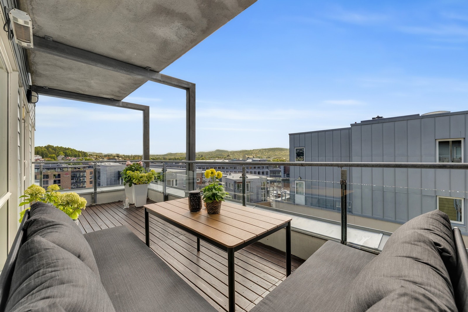 Prikken over i'en er den herlige balkongen/takterrassen på hele 13 kvm hvor du har god plass til utemøblement. Galleribilde