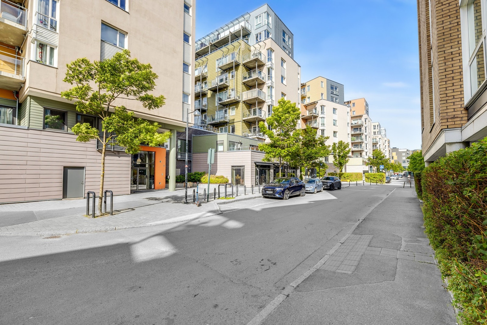 Dyre Halse gate 13 og 15 har 34 p-plasser i garasjekjeller som kan leies fast ved ledig kapasitet. P-plassene i kjeller har også mulighet for elbillading. Ellers parkering etter gjeldende bestemmelser i området. Galleribilde