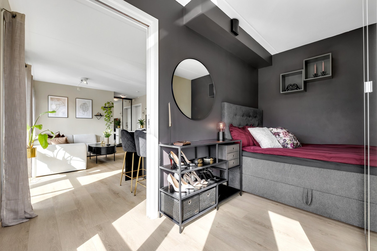 Praktisk skyvedør mellom stue og soverom for optimal utnyttelse av plass. Galleribilde