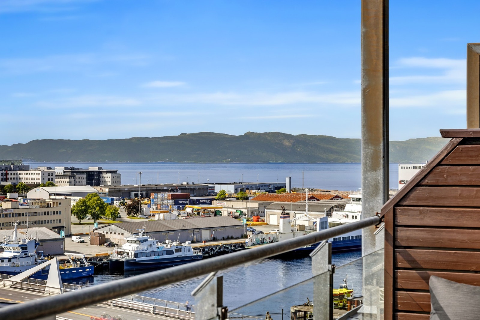 Her nyter du glimrende solforhold fra ca. kl. 12:00 til solnedgang - og fargerike solnedganger bak Fosenalpene er ikke mangelvare her. Galleribilde