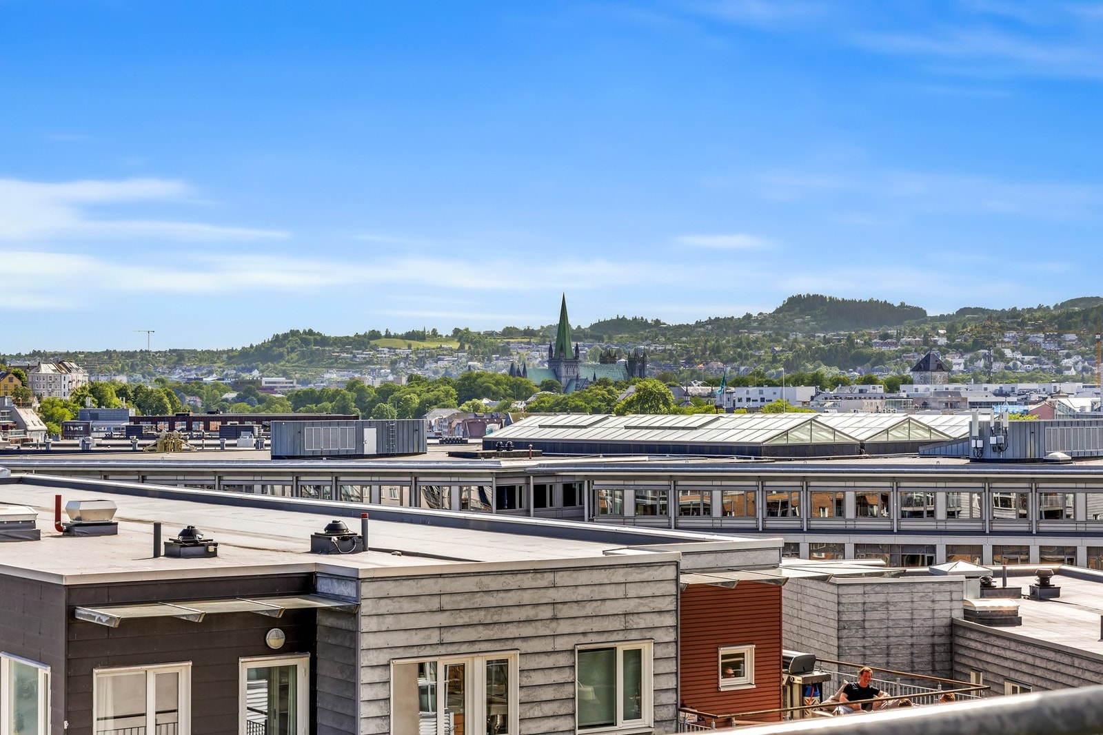 Utsikt mot flere av Trondheims landemerker, her illustrert ved Nidarosdomen. Galleribilde