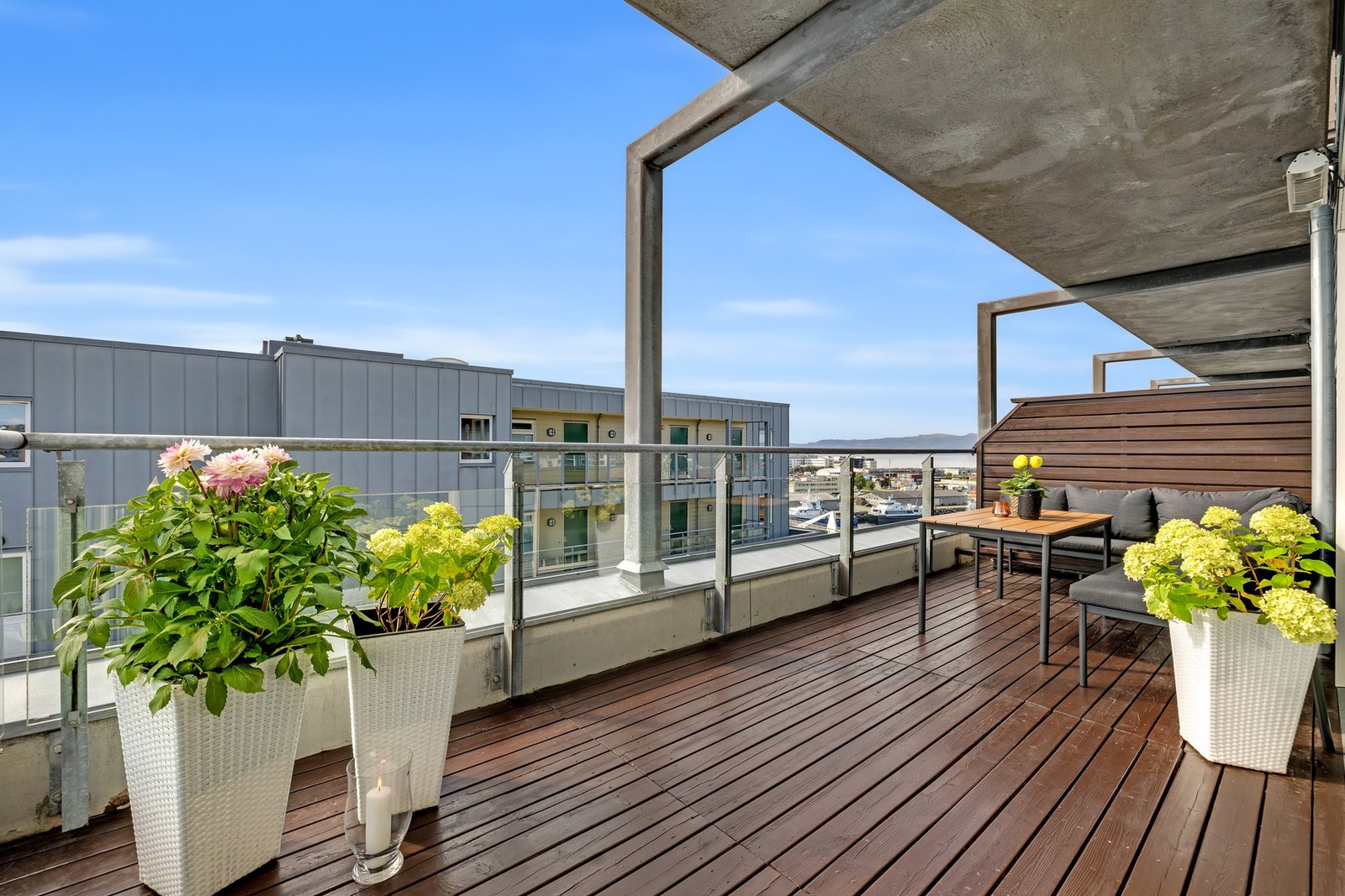 Balkongen ble renset og beiset i 2024, så her kan man nyte i mange år fremover! Galleribilde