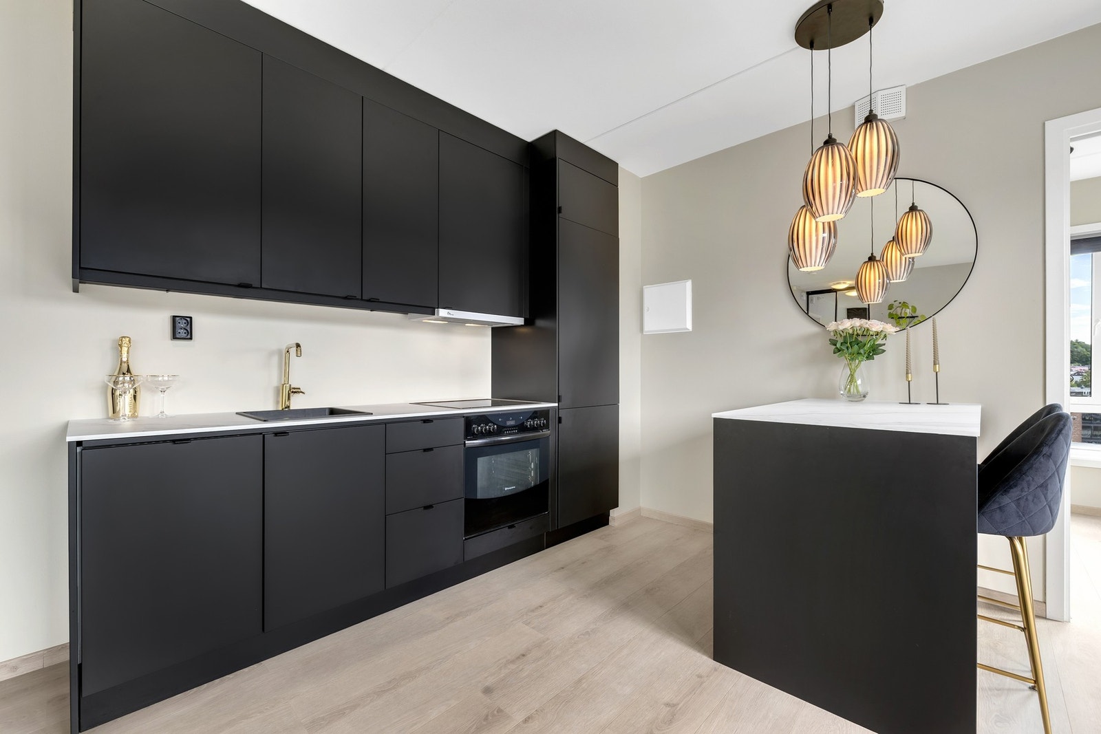 Svært flott kjøkken fra 2023 med integrerte hvitevarer. Galleribilde