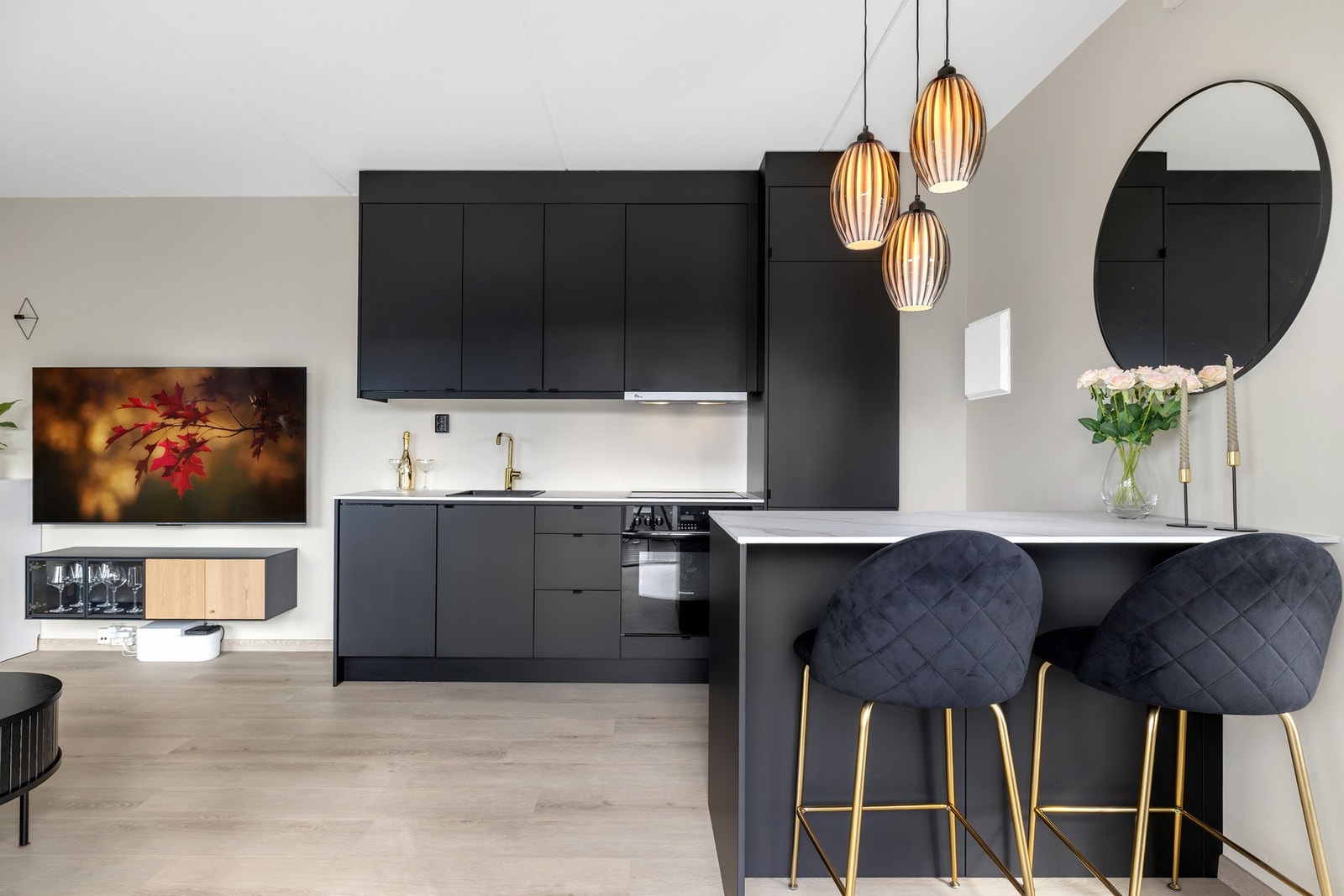 Her får du matte, sorte fronter og tidsriktige detaljer i messing. TG1 på alle punkter. Galleribilde