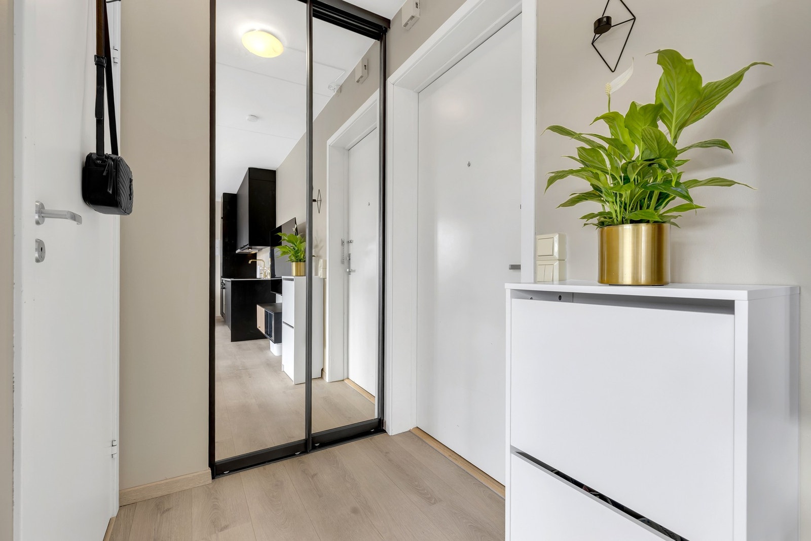 Lys og innbydende entré. Ny skyvedørsgarderobe ble satt opp så sent som i 2024. Galleribilde