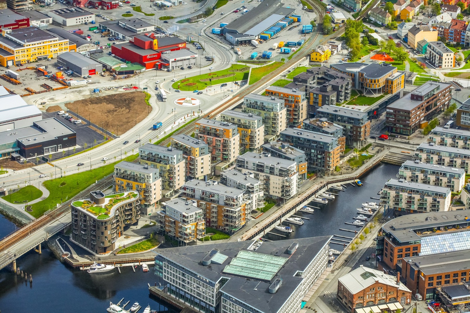 Solsiden/Nedre Elvehavn. Det blir ikke mer stort mer urbant enn dette, her bor du midt i smørøyet! Galleribilde