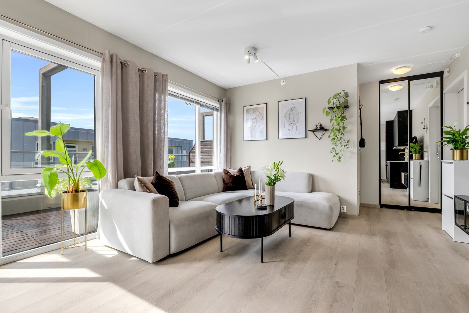 Stuen fremstår som lys og innbydende, med store vindusflater som gir rikelig med naturlig dagslys. Galleribilde