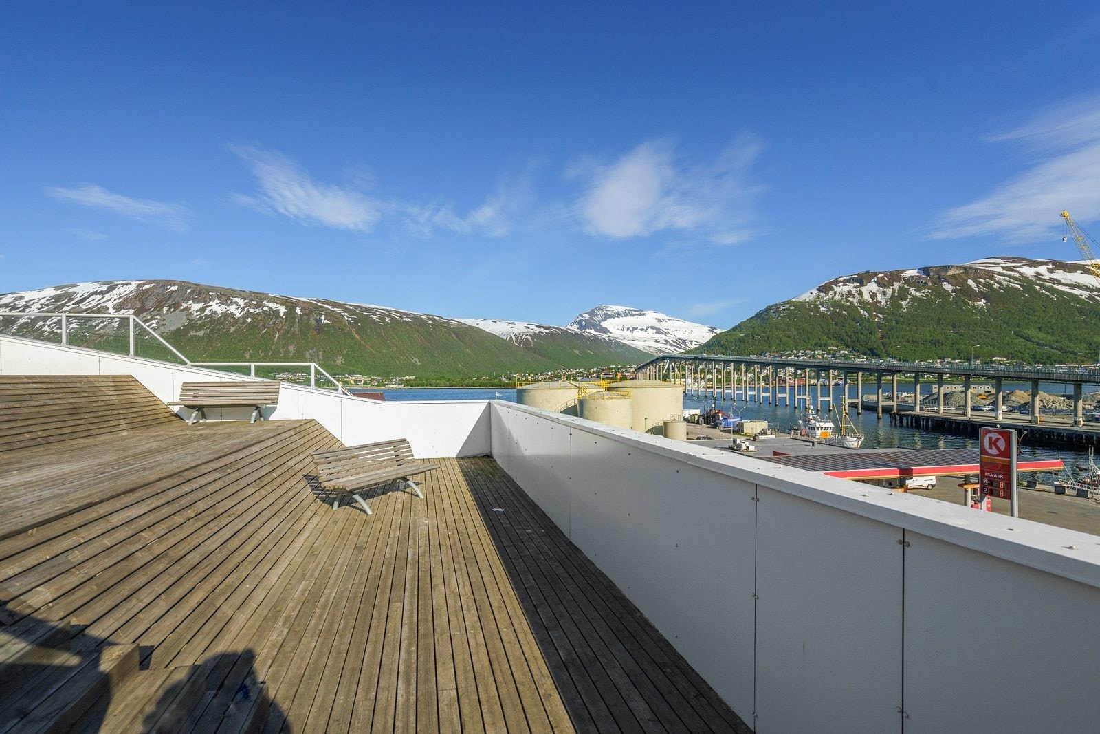 Det er flott felles takterrasse i sameiet der solrike sommerdager kan nytes. Galleribilde