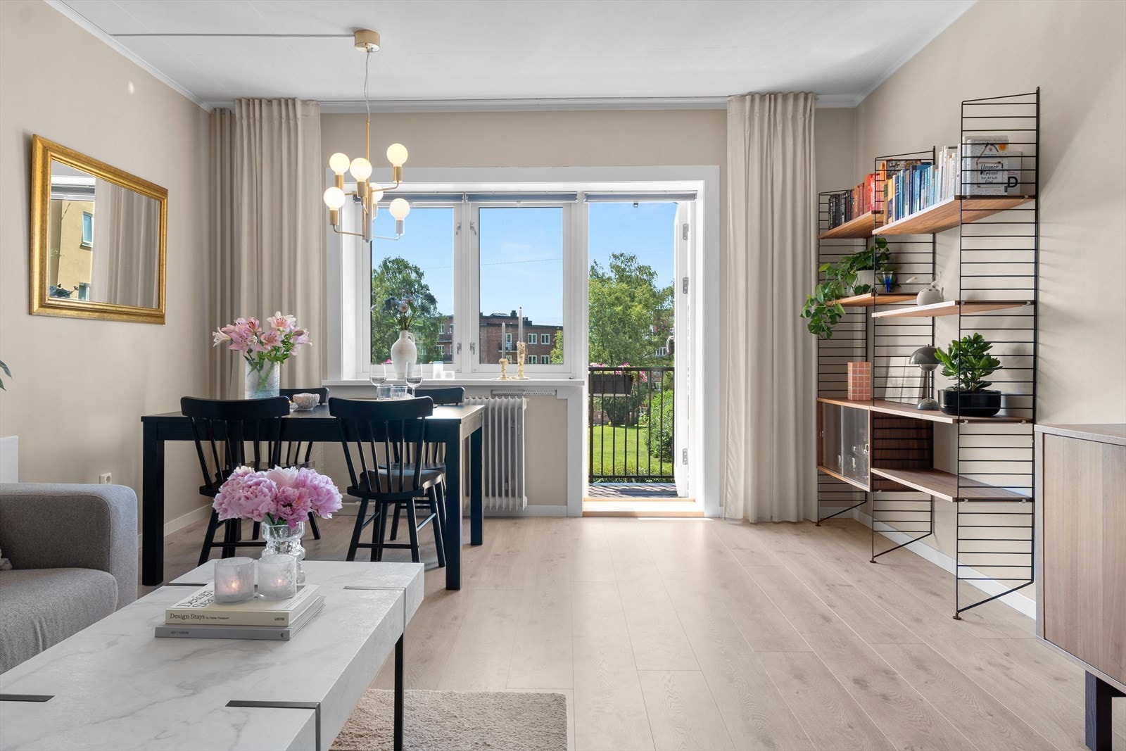 Store vindusflater som gir godt med lysinnslipp. Vinduene og balkongdør her er fra 2017. Galleribilde