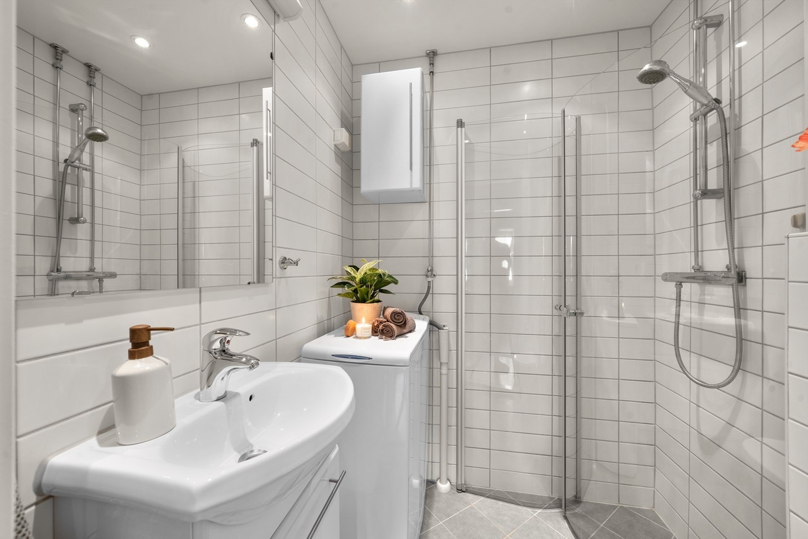 Pent flislagt baderom. Badet ble rehabilitert i 2012 i regi av borettslaget. Galleribilde