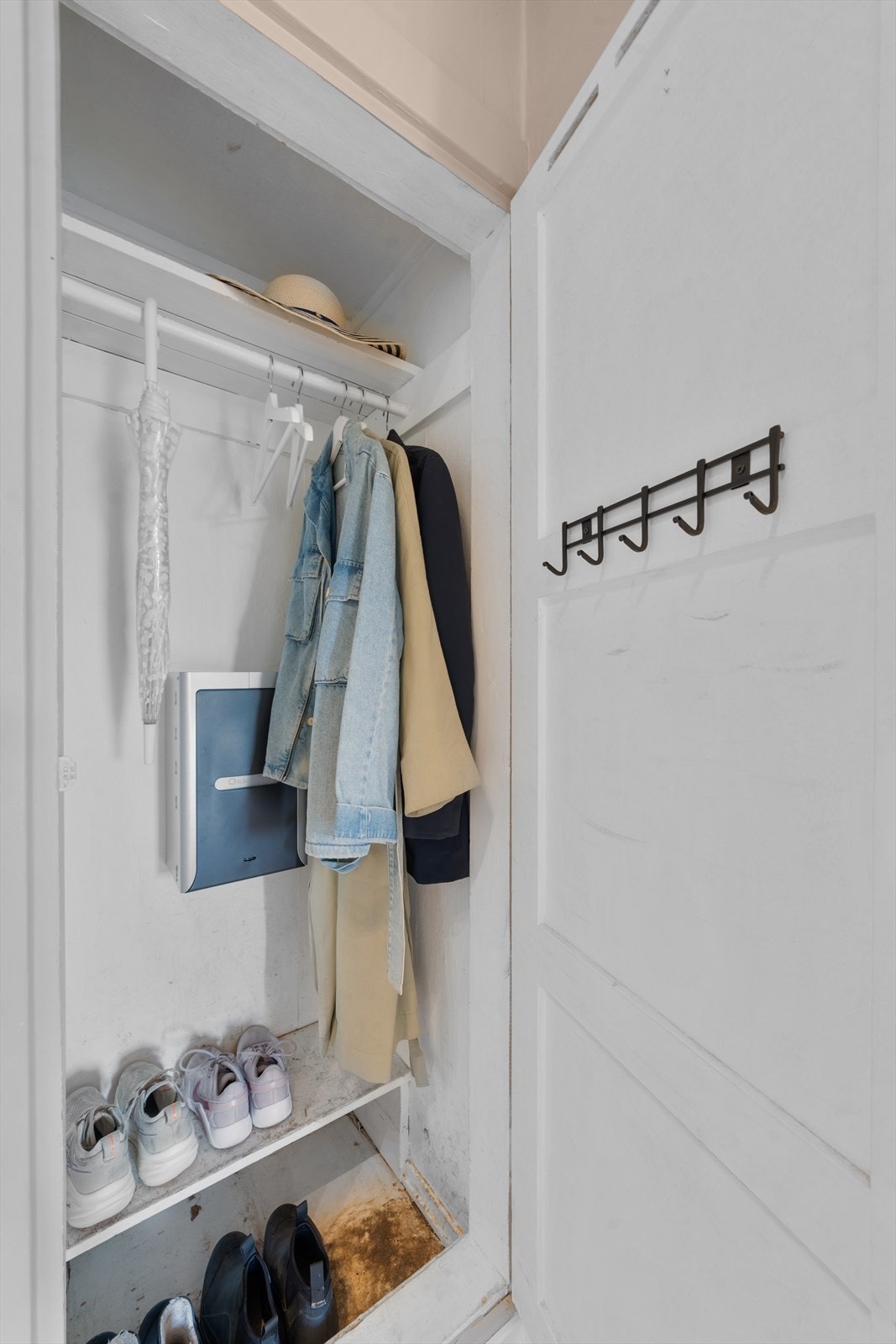 Leiligheten har et praktisk kott i gangen og soverommet. Galleribilde