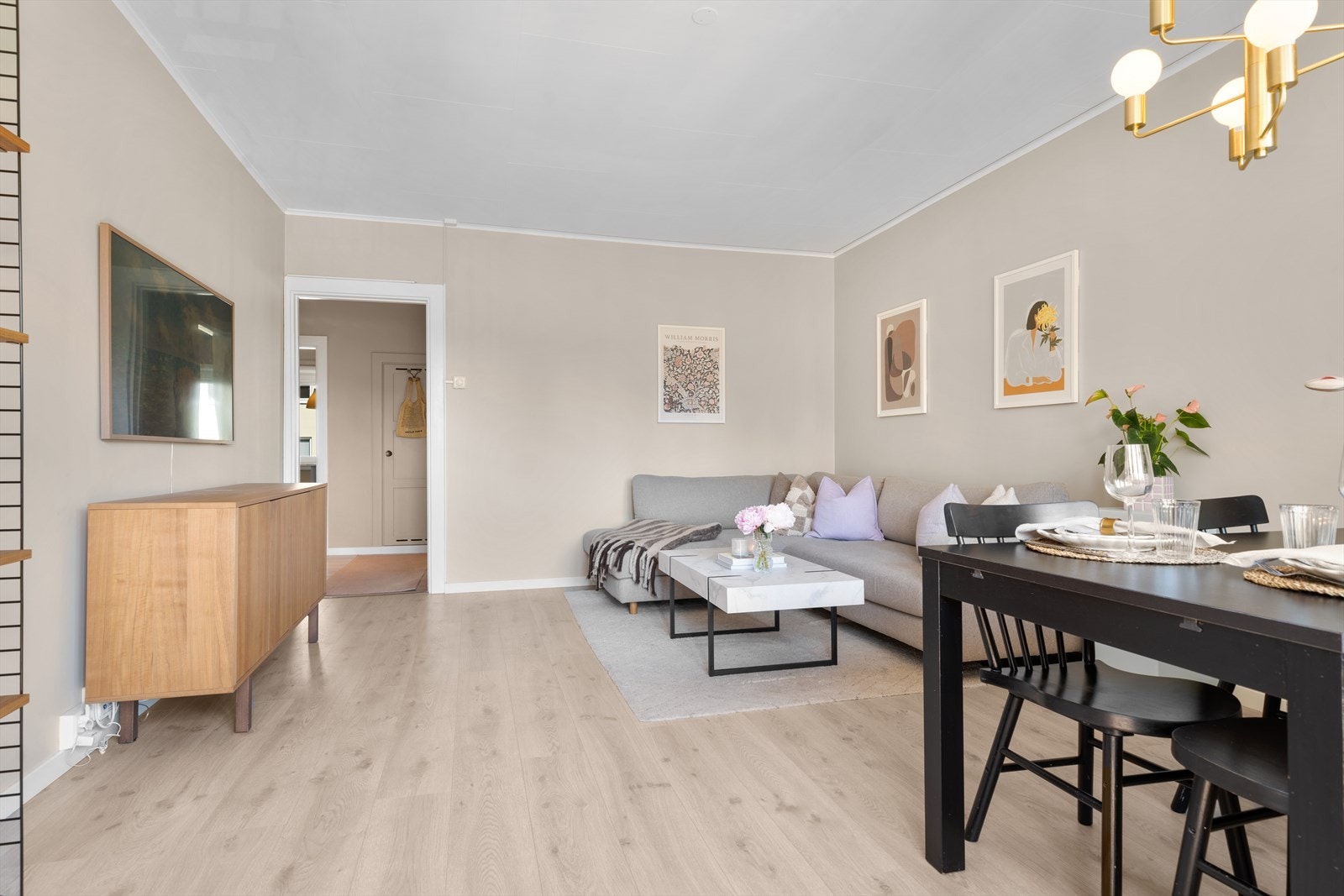 Lyse og moderne fargevalg er gjennomgående i hele leiligheten. Galleribilde