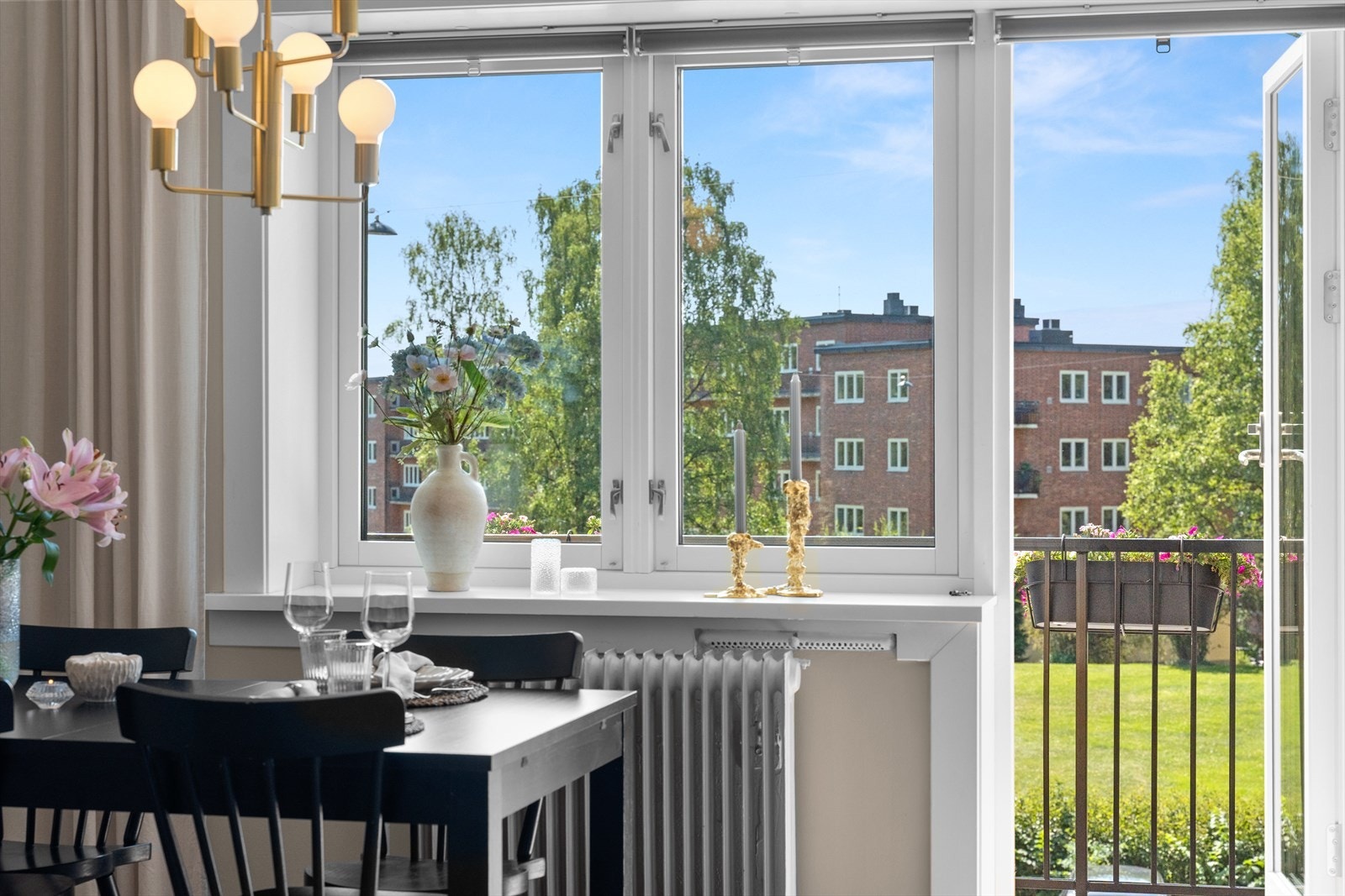 Hyggelig utsyn mot grøntområder fra stuen og balkongen. Galleribilde