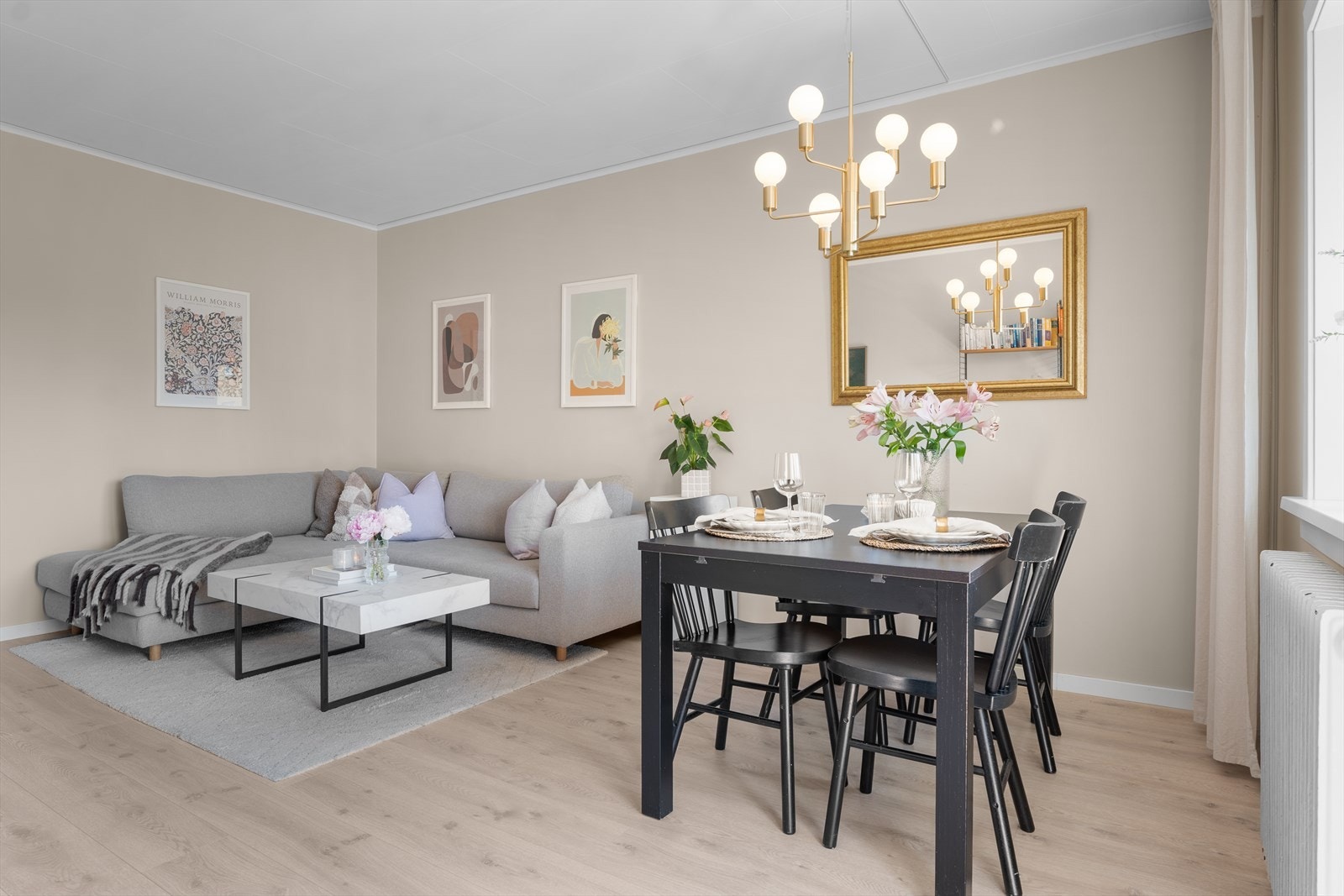 God plass til spisebord og sofa. Galleribilde