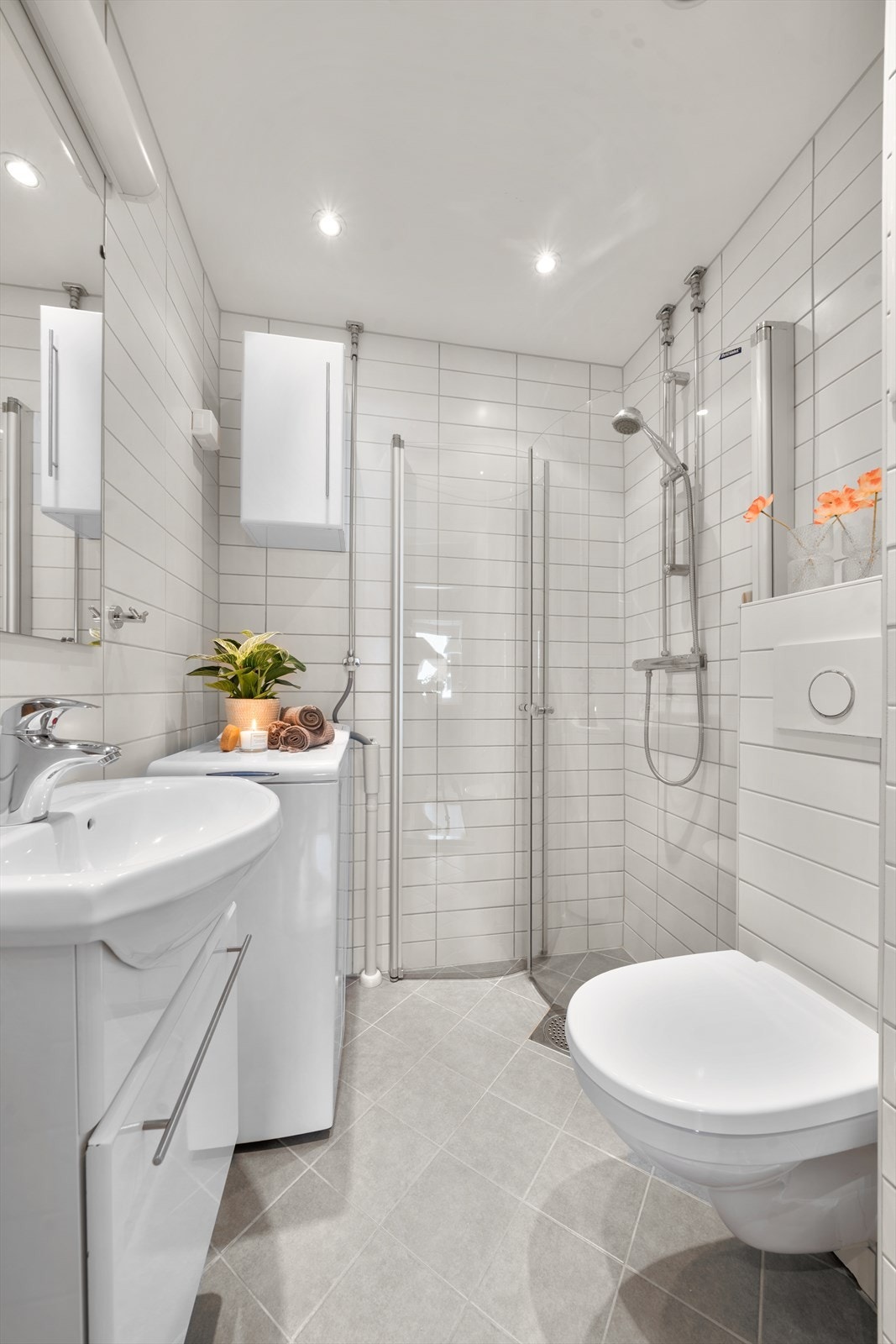 Badet har opplegg for vaskemaskin og dusjhjørne med svingbare glassdører. Galleribilde