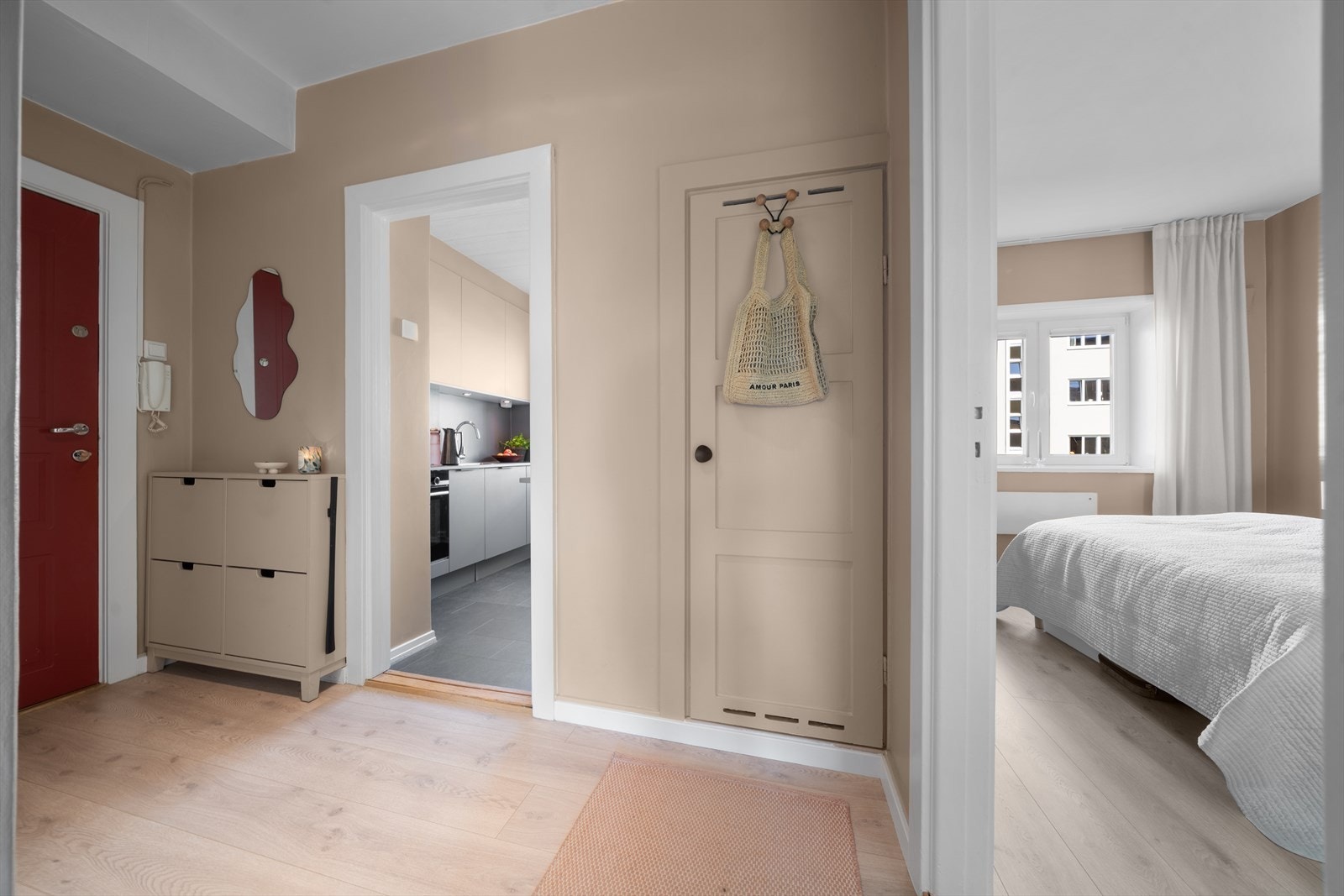 Vi går videre til kjøkkenet. Legg merke til praktisk innvendig kott. Galleribilde