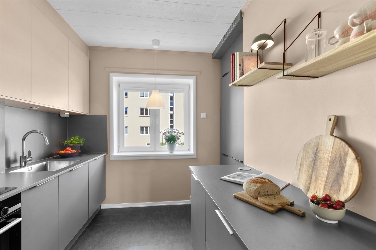 Praktisk utforming og godt med skap- og benkeplass. Galleribilde