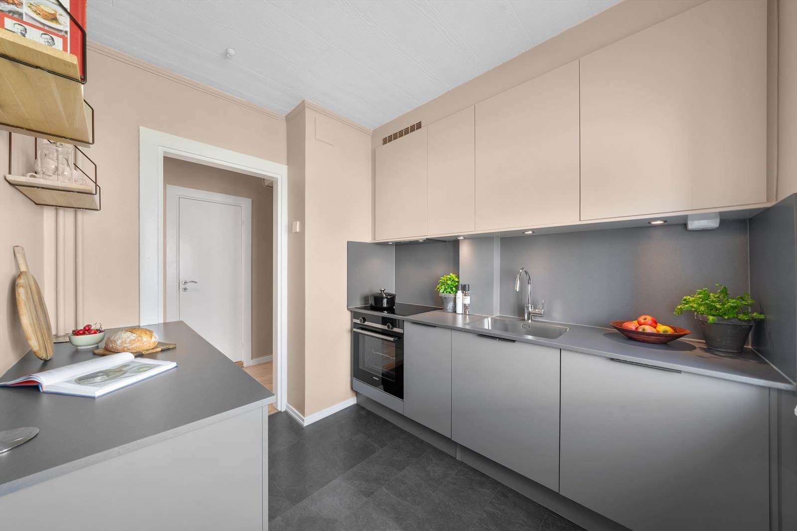 Kjøkkenet har moderne innredning fra 2019. Galleribilde