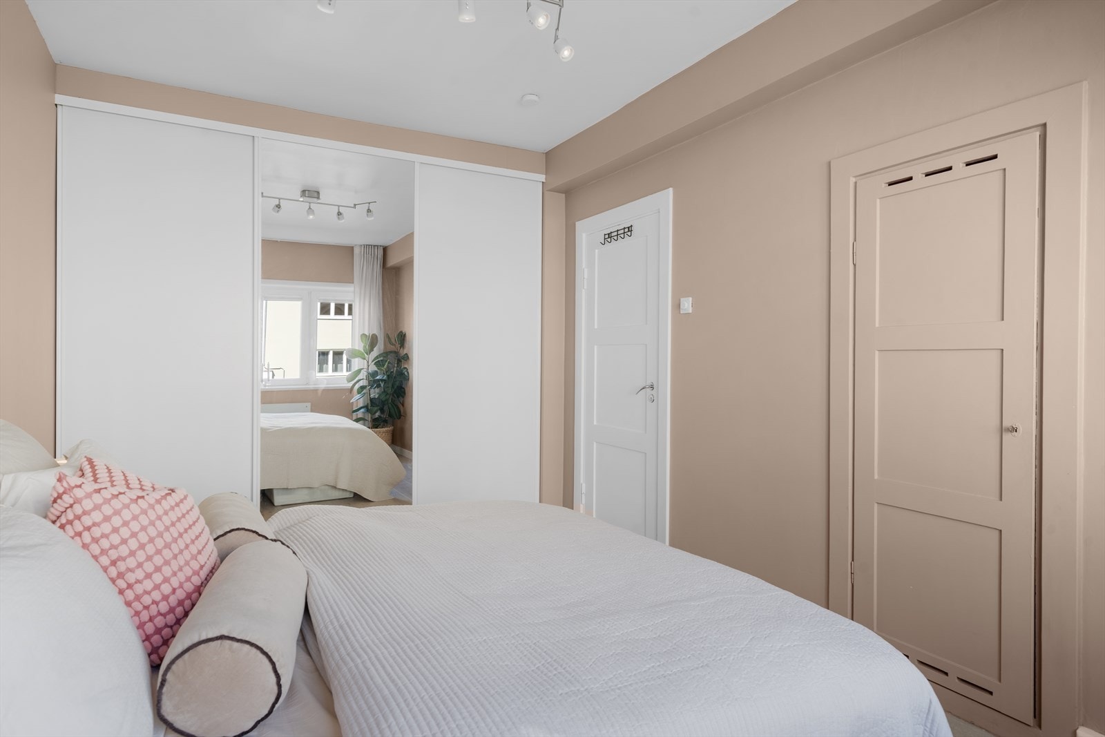 Stort garderobeskap hvor det er rikelig med oppbevaringsplass. Også her er det et praktisk kott. Galleribilde