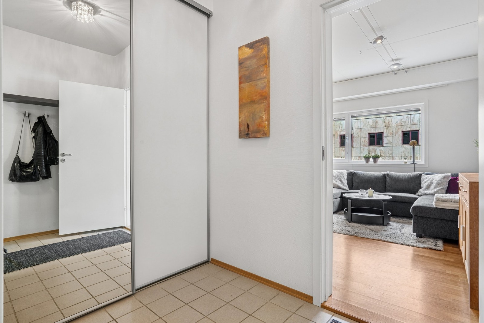 Entré med skyvedørsgarderobe Galleribilde