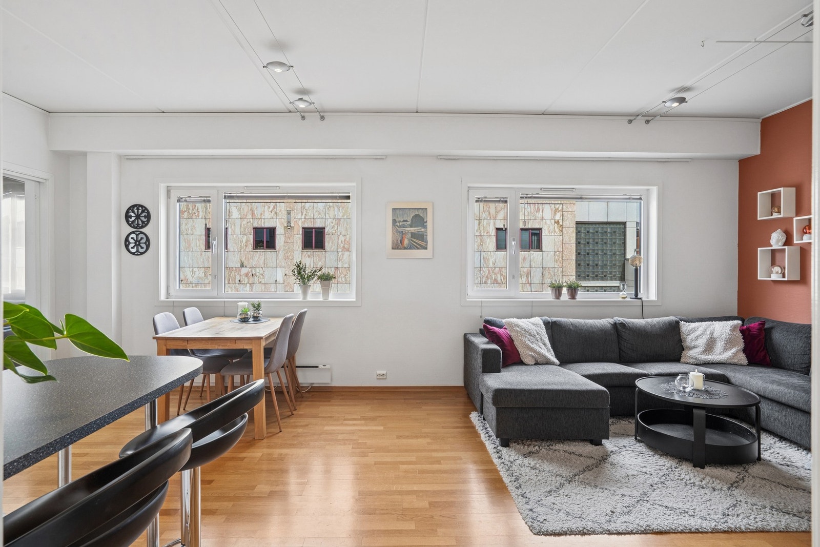 Romslig stue med plass til stuebord Galleribilde